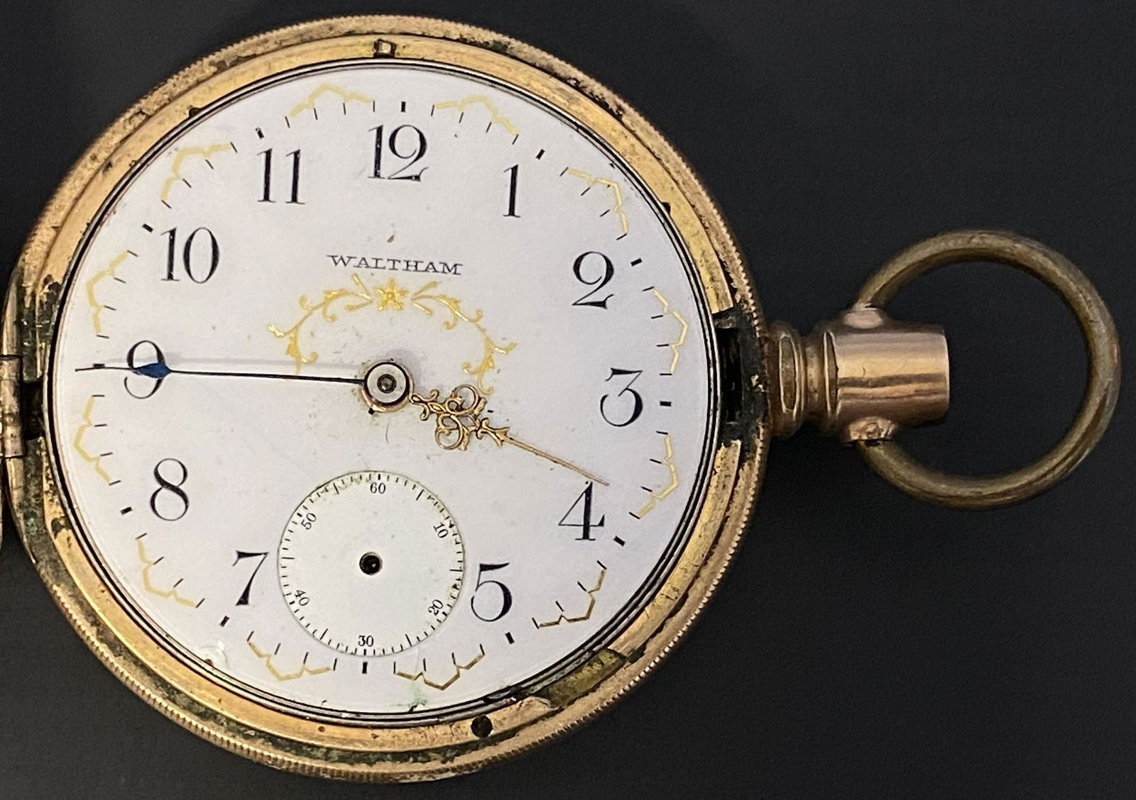 ANTIQUE WALTHAM 17 JEWELS GOLD FILLED POCKET WATCH: ANTIQUE WALTHAM 17 JEWELS GOLD FILLED POCKET WATCH The watch is pre-owned and doesn't run. Diameter: 2 in SHIPPING FEE CANADA 15,00$ USA 20.00$ We add 5$ by additional item