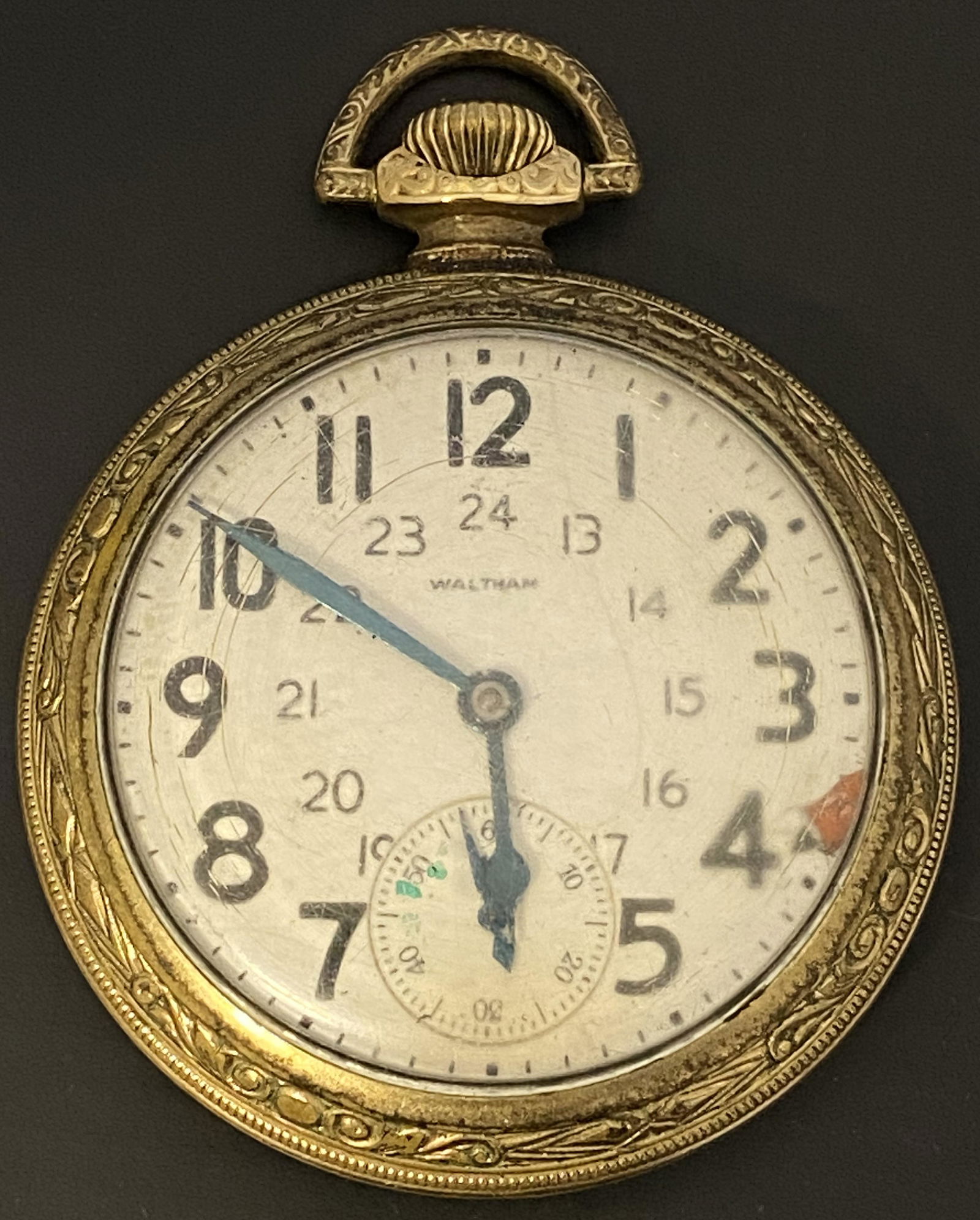 ANTIQUE WALTHAM 17 JEWELS GOLD FILLED POCKET WATCH: ANTIQUE WALTHAM 17 JEWELS GOLD FILLED POCKET WATCH The watch is pre-owned and doesn't run. Diameter: 2 in SHIPPING FEE CANADA 15,00$ USA 20.00$ We add 5$ by additional item