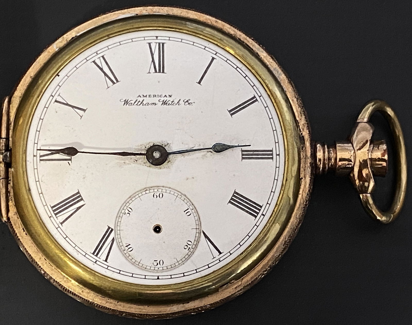 ANTIQUE WALTHAM 17 JEWELS GOLD FILLED POCKET WATCH: ANTIQUE WALTHAM 17 JEWELS GOLD FILLED POCKET WATCH The watch is pre-owned and doesn't run. Diameter: 2 in SHIPPING FEE CANADA 15,00$ USA 20.00$ We add 5$ by additional item