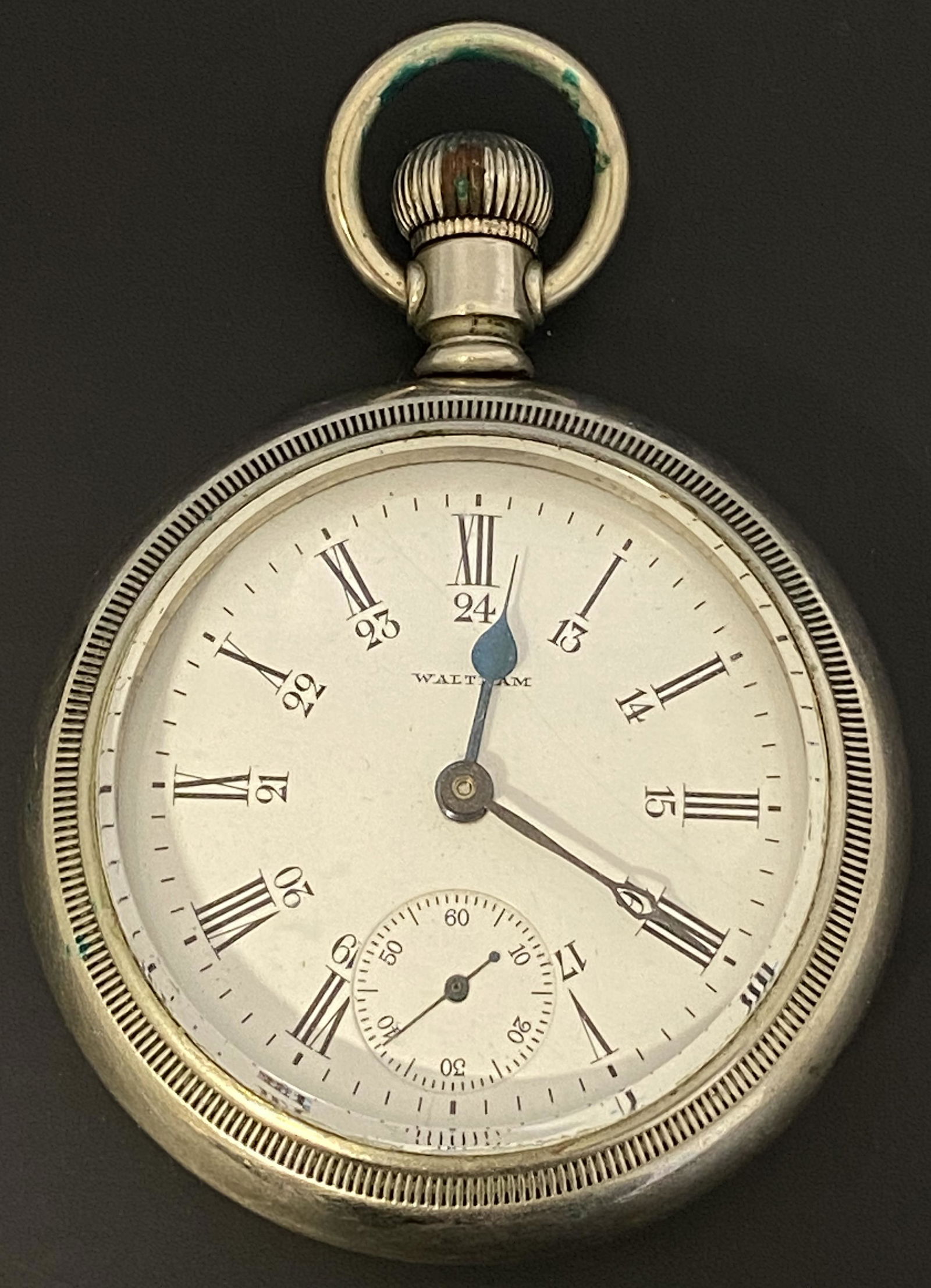 ANTIQUE WALTHAM SILVEROID POCKET WATCH: ANTIQUE WALTHAM SILVEROID POCKET WATCH The watch is pre-owned and doesn't run. Diameter: 2 1/4 in SHIPPING FEE CANADA 15,00$ USA 20.00$ We add 5$ by additional item