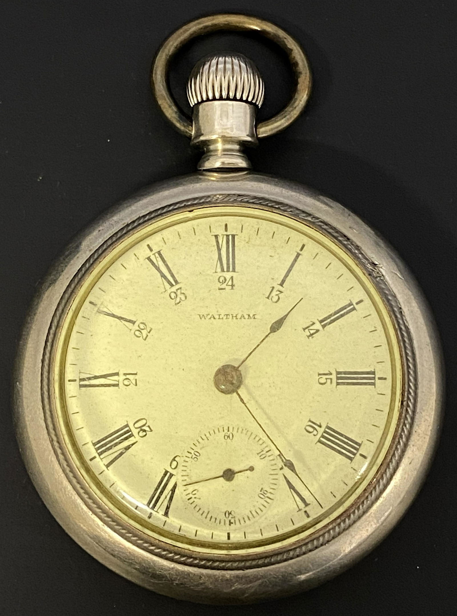 ANTIQUE WALTHAM SILVEROID POCKET WATCH: ANTIQUE WALTHAM SILVEROID POCKET WATCH The watch is pre-owned and doesn't run. Diameter: 2 1/4 in SHIPPING FEE CANADA 15,00$ USA 20.00$ We add 5$ by additional item