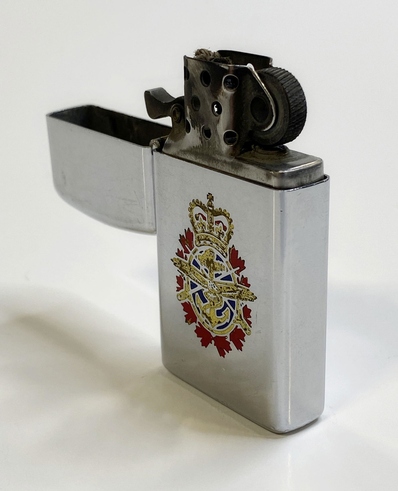 VINTAGE ZIPPO LIGHTER: VINTAGE ZIPPO LIGHTER Condition : Pre-Owned SHIPPING FEE CANADA 15,00$ USA 20.00$ Combined shipping is offered on multiple purchases for an extra fee.
