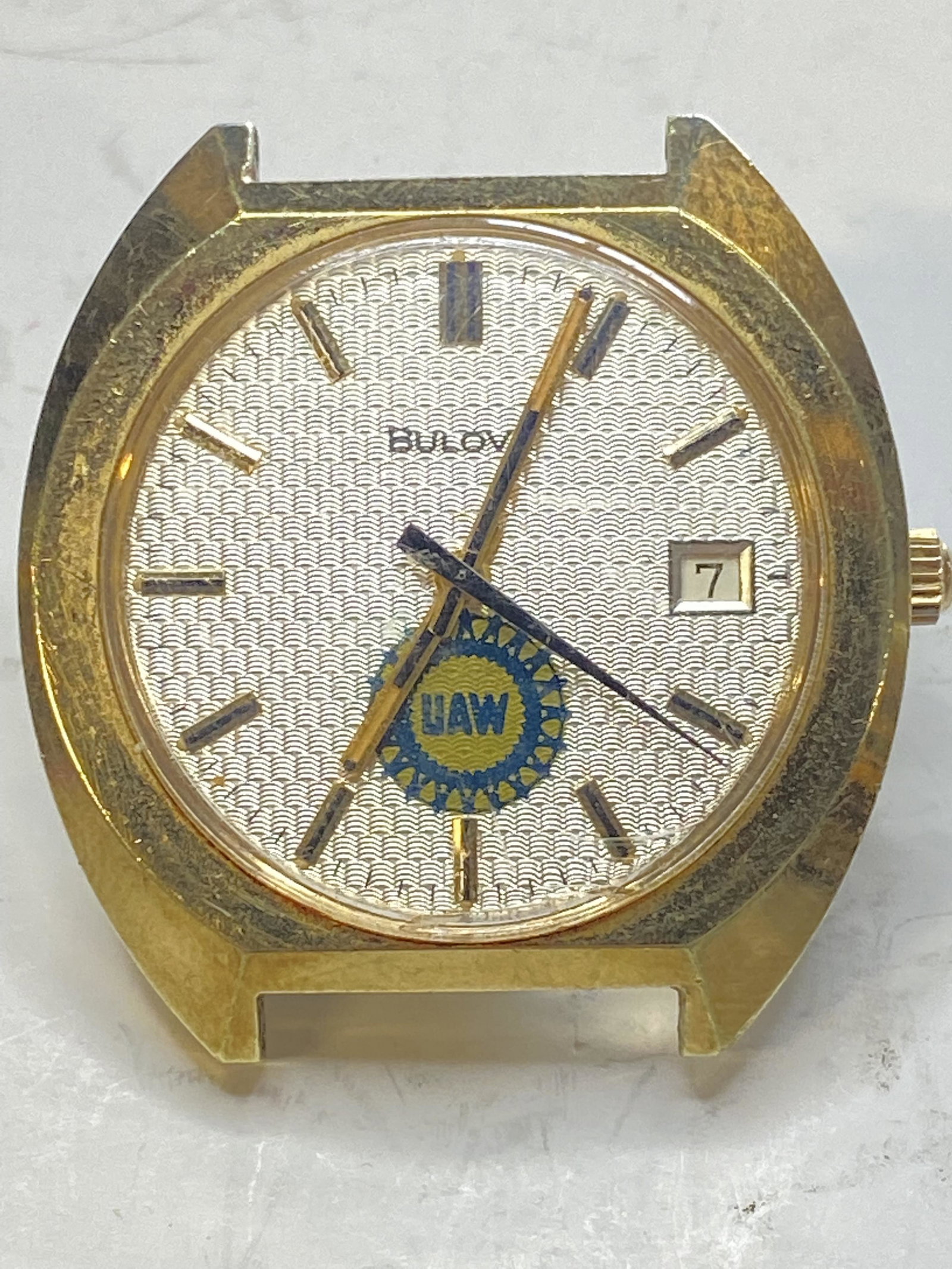 VINTAGE BULOVA GOLD-FILLED AUTOMATIC MEN'S WATCH: VINTAGE BULOVA GOLD-FILLED AUTOMATIC MEN'S WATCH The watch is pre-owned and runs. Diameter: 37 mm *We can't garantee that the watch keeps accurate time, it wasn't tested long enough* SHIPPING FEE CANA