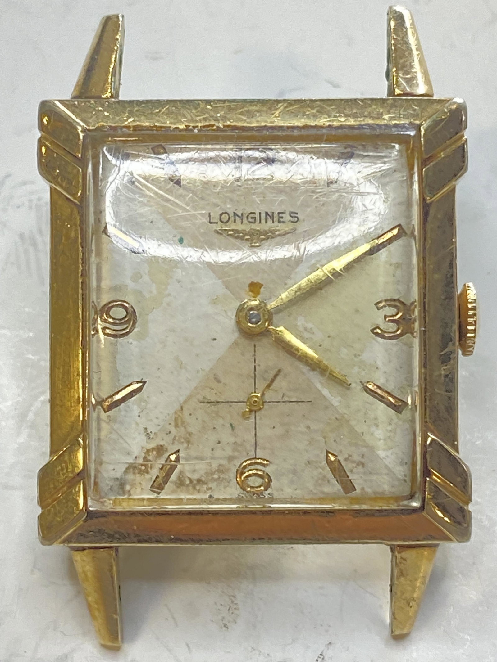 VINTAGE LONGINES CAL. 9LT GOLD-FILLED WIND-UP MEN'S WATCH: VINTAGE LONGINES CAL. 9LT GOLD-FILLED WIND-UP MEN'S WATCH The watch is pre-owned and runs. Diameter: 28 mm *We can't garantee that the watch keeps accurate time, it wasn't tested long enough* SHIPPING
