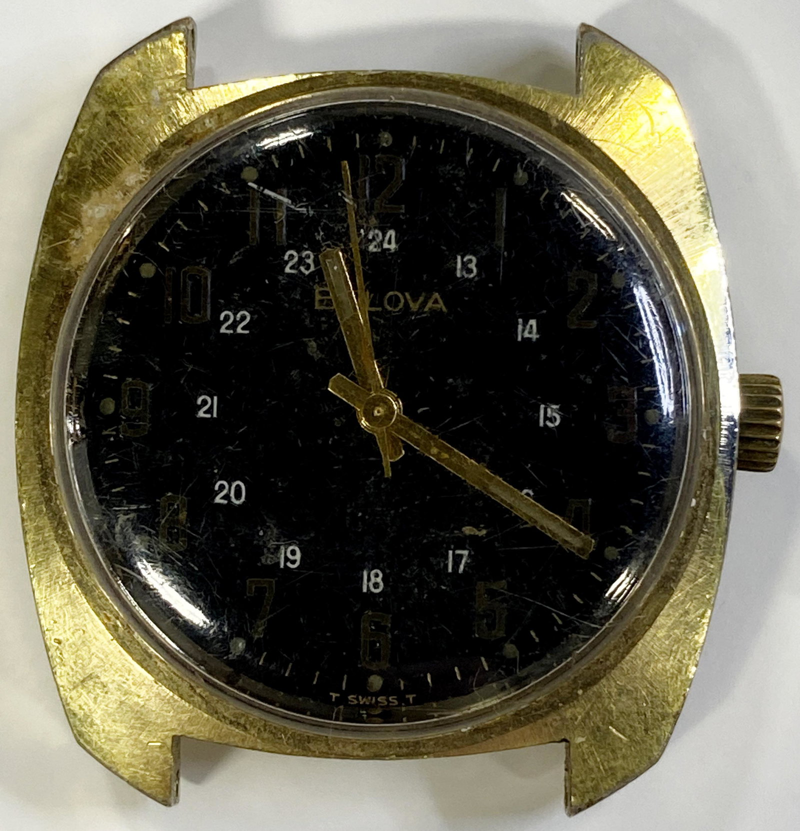 VINTAGE BULOVA GOLD-FILLED AUTOMATIC MEN'S WATCH: VINTAGE BULOVA GOLD-FILLED AUTOMATIC MEN'S WATCH The watch is pre-owned and runs. Diameter: 33 mm *We can't garantee that the watch keeps accurate time, it wasn't tested long enough* SHIPPING FEE CANA
