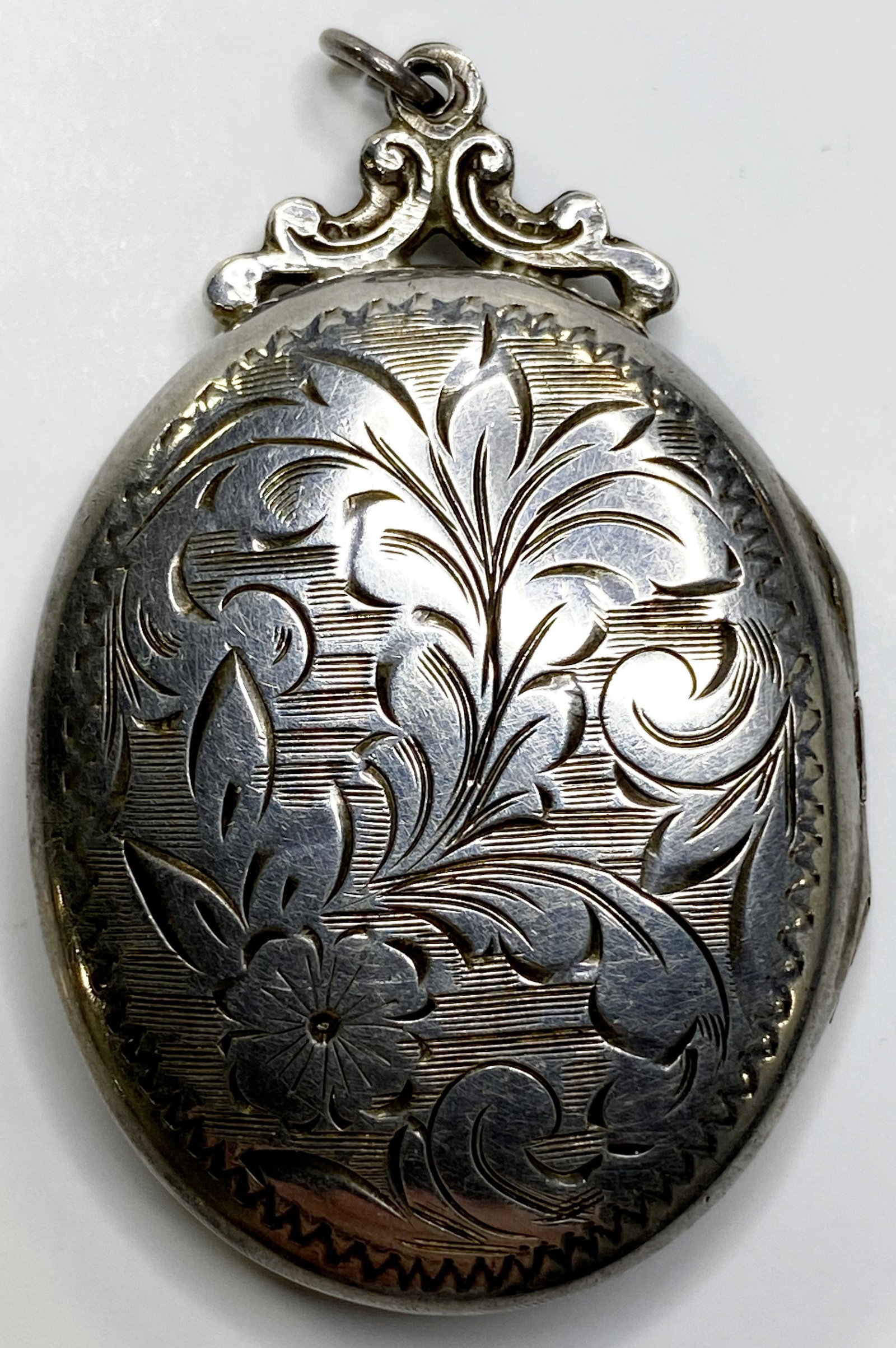 VINTAGE STERLING SILVER ENGRAVED OVAL LOCKET (1 of 7)
