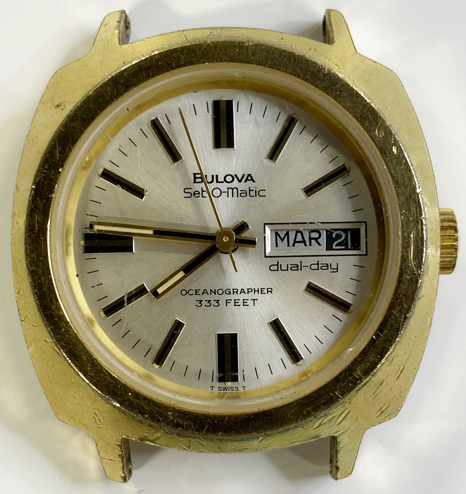 VINTAGE BULOVA OCEANOGRAPHER 333 FEET GOLD-FILLED AUTOMATIC MEN'S WATCH: VINTAGE BULOVA OCEANOGRAPHER 333 FEET GOLD-FILLED AUTOMATIC MEN'S WATCH The watch is pre-owned and runs. Diameter: 36 mm *We can't garantee that the watch keeps accurate time, it wasn't tested long en