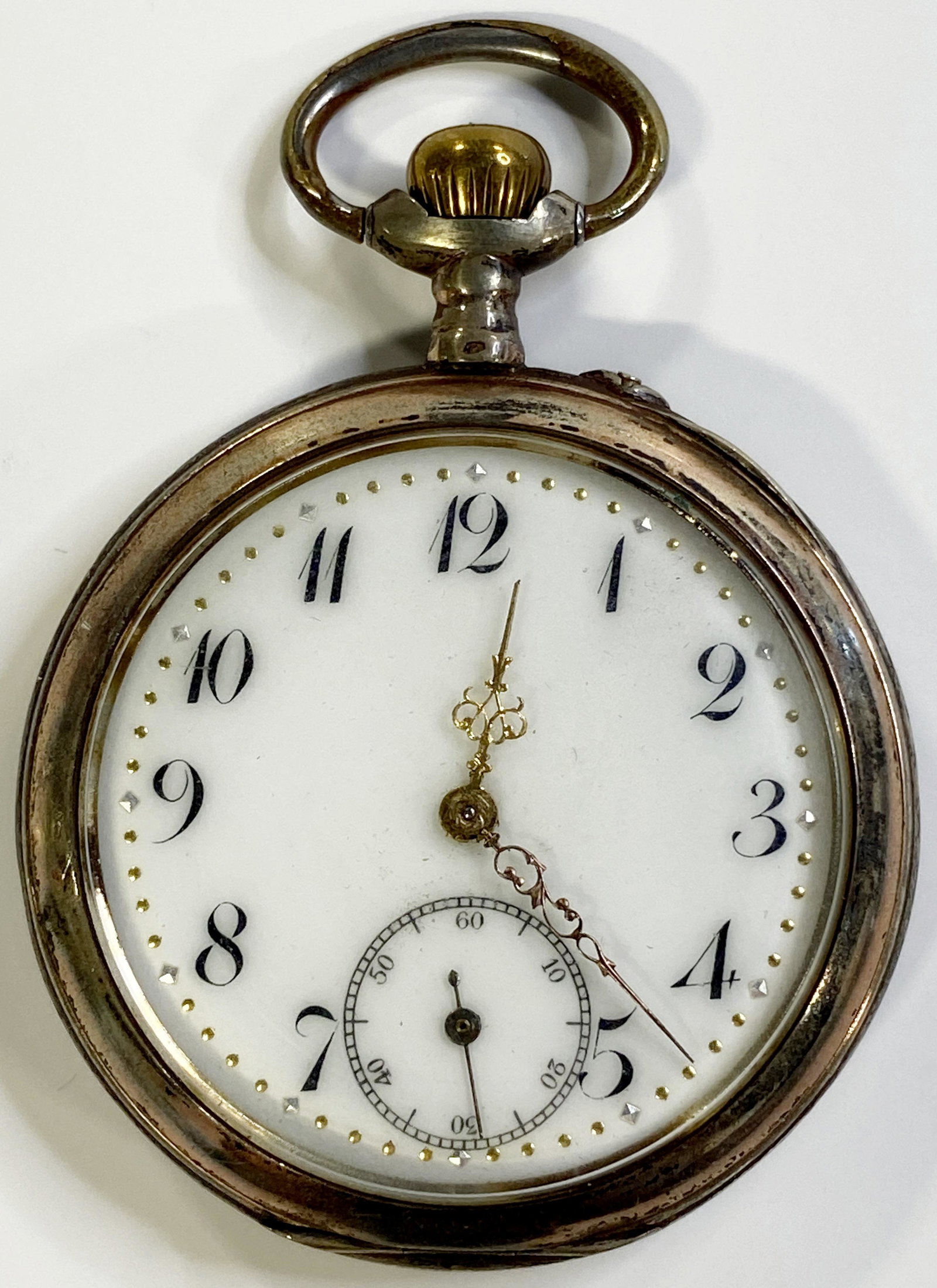 ANTIQUE 0,800 SILVER POCKET WATCH: ANTIQUE 0,800 SILVER POCKET WATCH The watch is pre-owned and runs. Diameter: 1 7/8 in *We can't garantee that the watch keeps accurate time, it wasn't tested long enough* SHIPPING FEE CANADA 15,00$ US