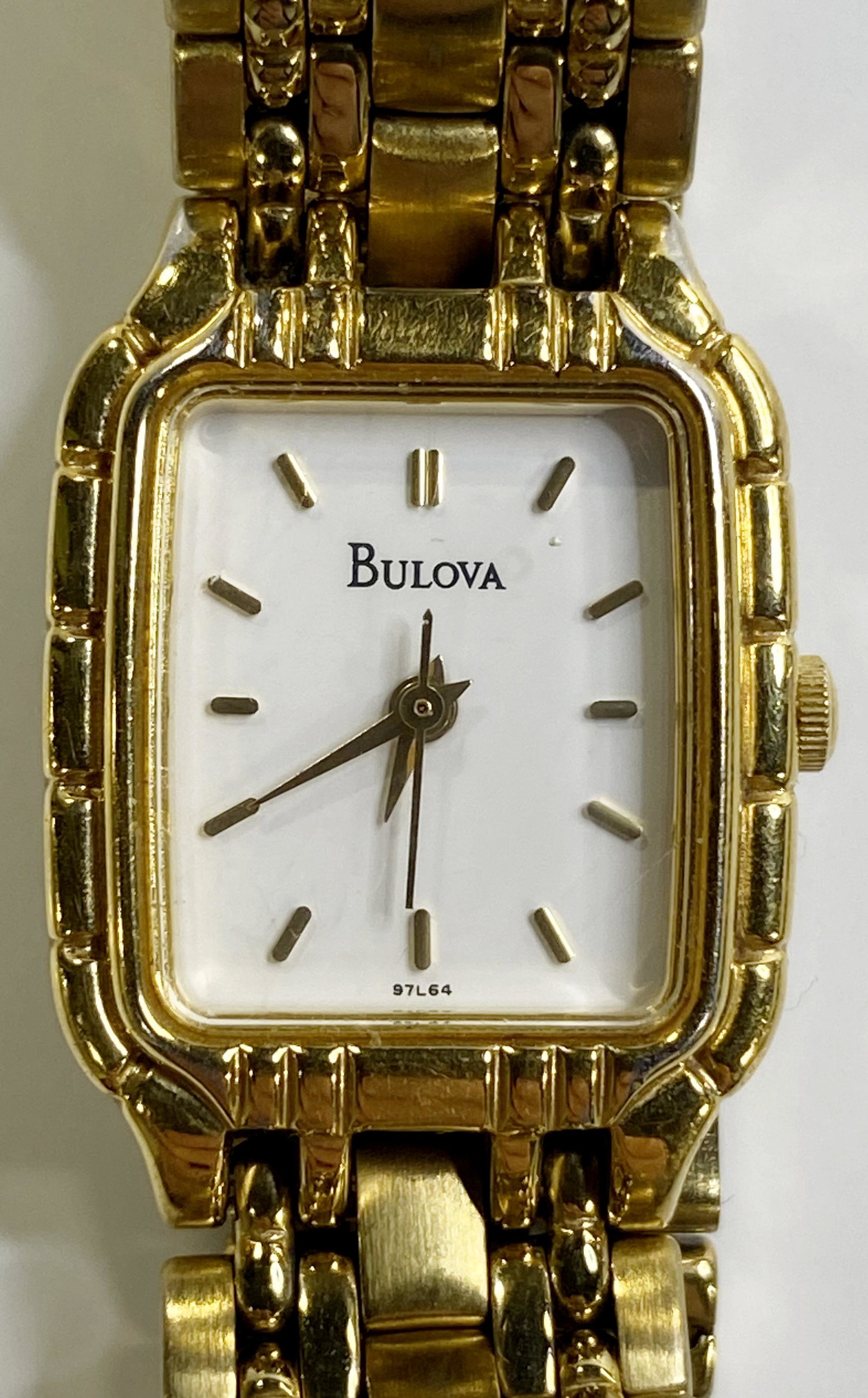 BULOVA BATTERY WOMEN'S WATCH: BULOVA BATTERY WOMEN'S WATCH The watch is pre-owned and runs. Diameter: 19 mm *We can't garantee that the watch keeps accurate time, it wasn't tested long enough* SHIPPING FEE CANADA 15,00$ USA 20.00$
