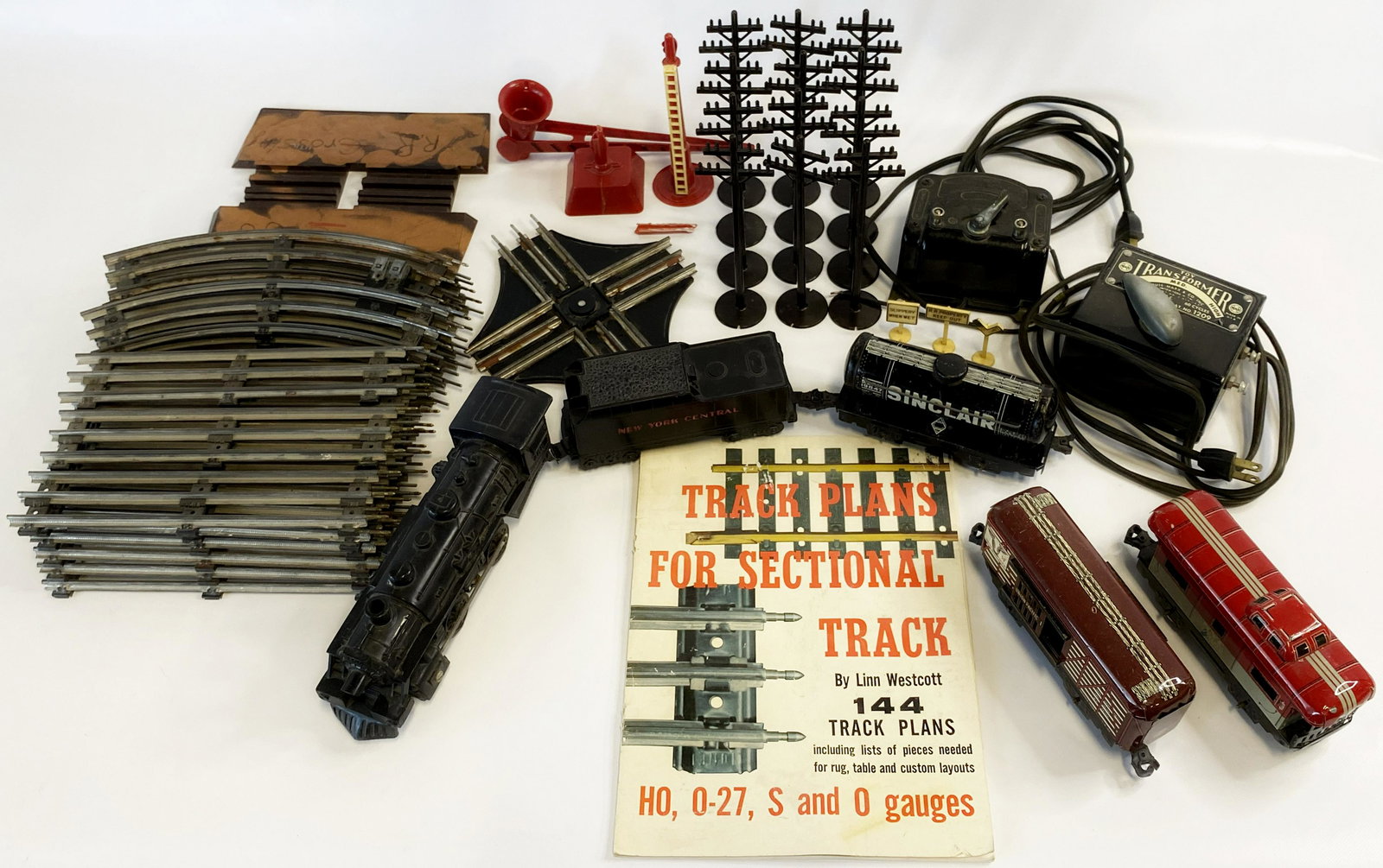 1950'S MARX ELECTRIC TRAIN SET: 1950'S MARX ELECTRIC TRAIN SET The toy is pre-owned. SHIPPING FEE CANADA 30,00$ USA 40.00$ Combined shipping is available for an extra fee, but only on items won on the same date. *All prices are in