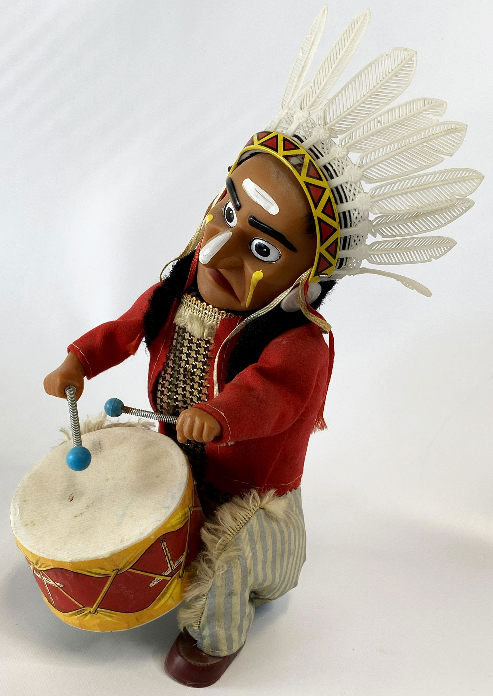 1950'S JAPAN BATTERY OPERATED INDIAN CRAZY DRUMMER TIN TOY: 1950'S JAPAN BATTERY OPERATED INDIAN CRAZY DRUMMER TIN TOY The toy is pre-owned and was not tested. Height : 12 1/2 inches SHIPPING FEE CANADA 20,00$ USA 25.00$ Combined shipping is available for an