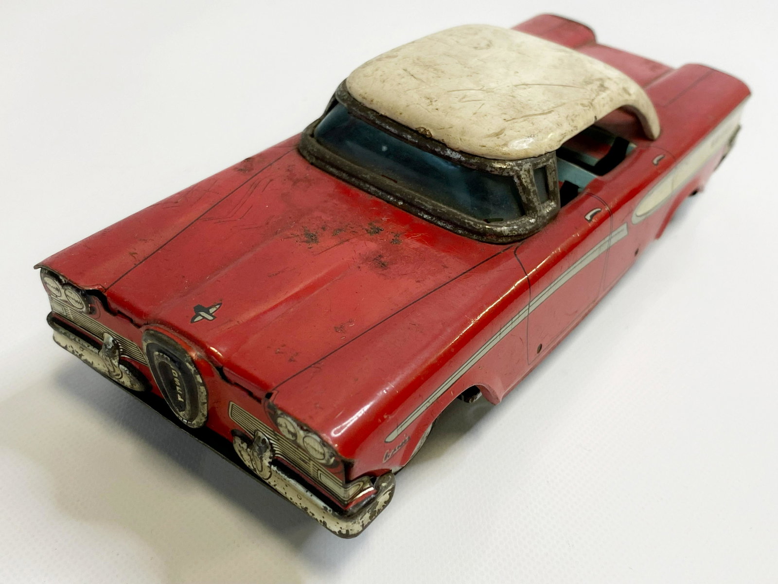 1950'S JAPAN FRICTION TIN TOY FORD EDSEL CAR: 1950'S JAPAN FRICTION TIN TOY FORD EDSEL CAR The toy is pre-owned. Size : 7 1/2 inches long SHIPPING FEE CANADA 15,00$ USA 20.00$ Combined shipping is available for an extra fee, but only on items won