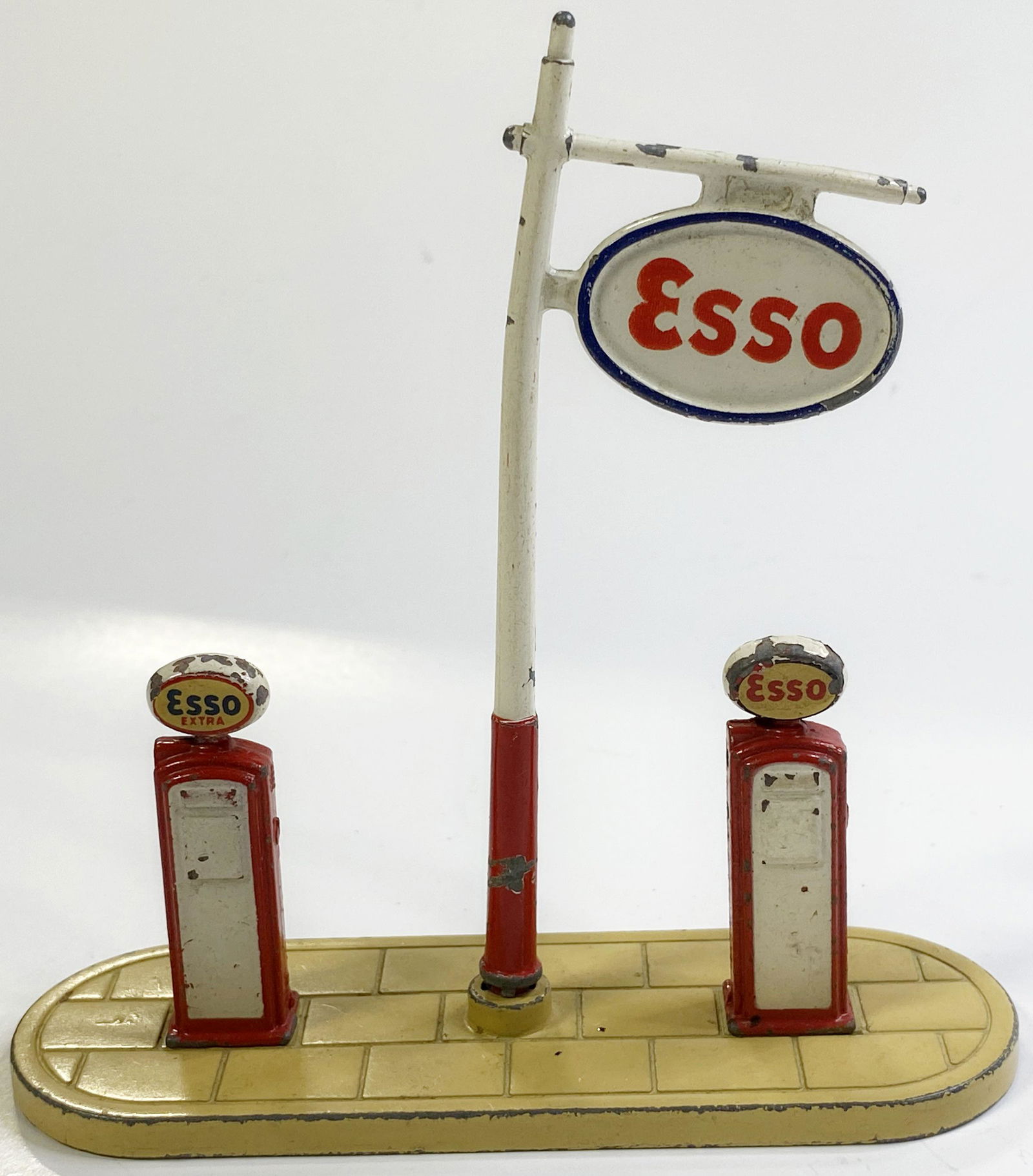 VINTAGE DINKY TOYS ESSO GAS STATION #781: VINTAGE DINKY TOYS ESSO GAS STATION #781 The toy is pre-owned. SHIPPING FEE CANADA 15,00$ USA 20.00$ Combined shipping is available for an extra fee, but only on items won on the same date. *All price