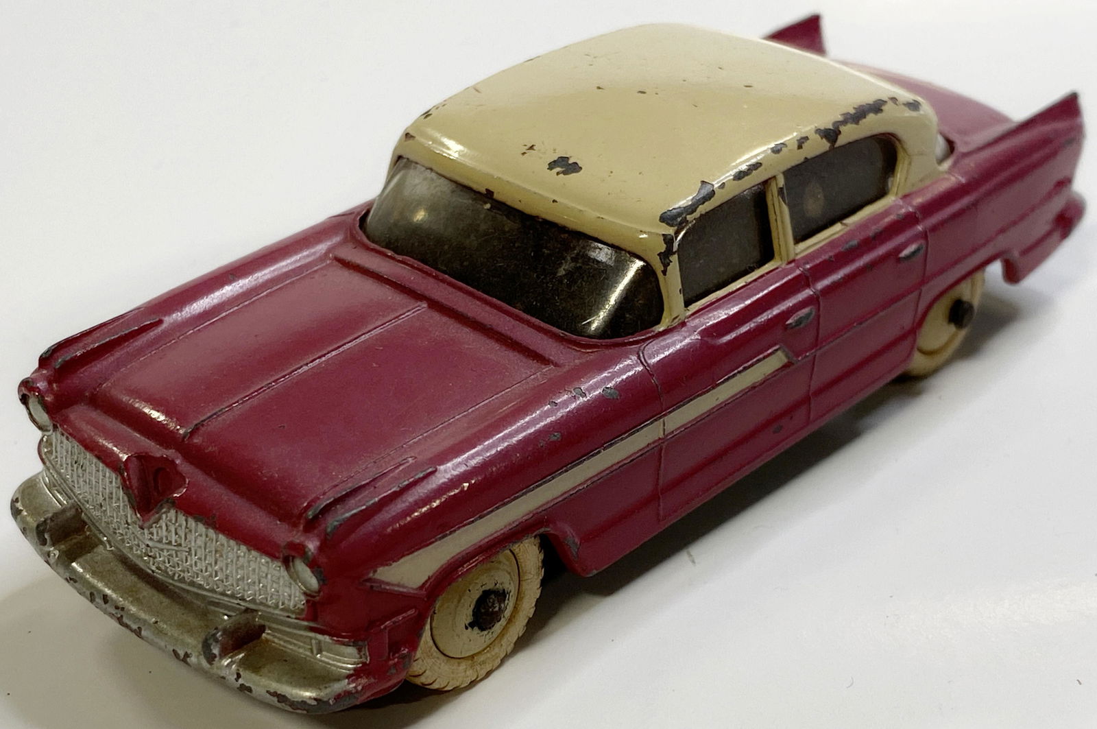 VINTAGE DINKY TOYS HUDSON HORNET #174: VINTAGE DINKY TOYS HUDSON HORNET #174 The toy is pre-owned. SHIPPING FEE CANADA 15,00$ USA 20.00$ Combined shipping is available for an extra fee, but only on items won on the same date. *All prices a