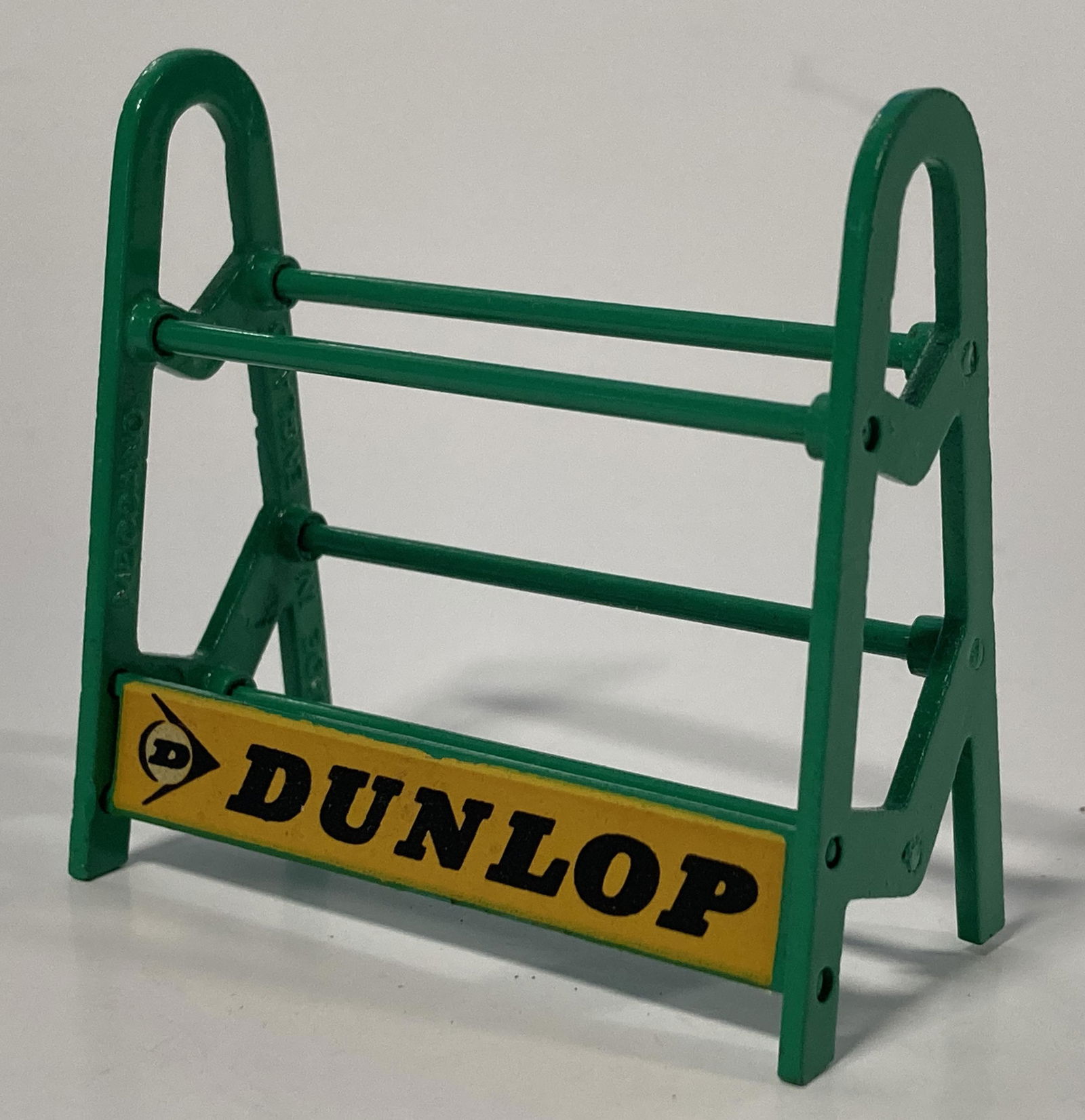 VINTAGE DINKY TOYS TYRE RACK (1 of 2)
