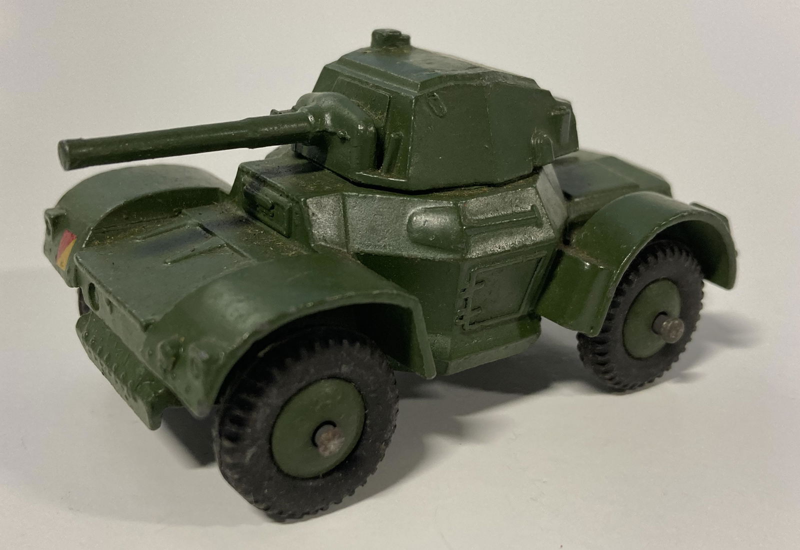 VINTAGE DINKY TOYS ARMOURED CAR #670 (1 of 3)