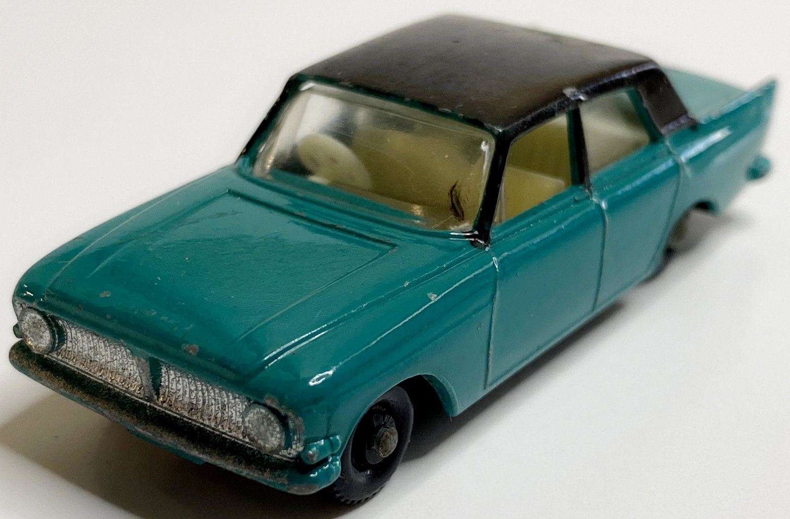 VINTAGE LESNEY MATCHBOX FORD ZEPHYR #33 (1 of 3)