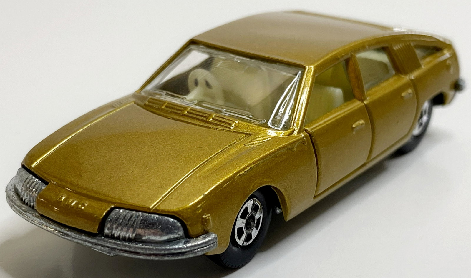 1969 LESNEY MATCHBOX BMC 1800 PININFARINA #56: 1969 LESNEY MATCHBOX BMC 1800 PININFARINA #56 The toy is pre-owned. Condition: Mint SHIPPING FEE CANADA 15,00$ USA 20.00$ Combined shipping is available for an extra fee, but only on items won on the