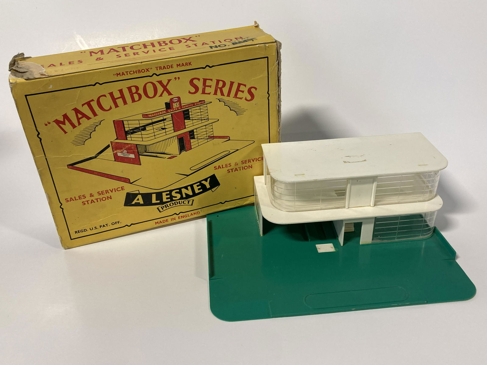 VINTAGE LESNEY MATCHBOX SALES & SERVICE STATION WITH BOX (1 of 6)