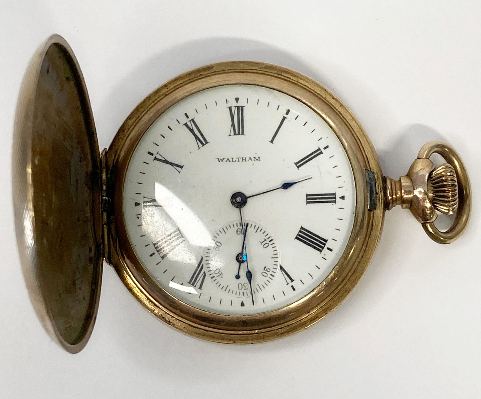 ANTIQUE WALTHAM GOLD-FILLED POCKET WATCH: ANTIQUE WALTHAM GOLD-FILLED POCKET WATCH The watch is pre-owned and doesn't run. Diameter: 1 5/8 in SHIPPING FEE CANADA 15,00$ USA 20.00$ Combined shipping is available for an extra fee, but only