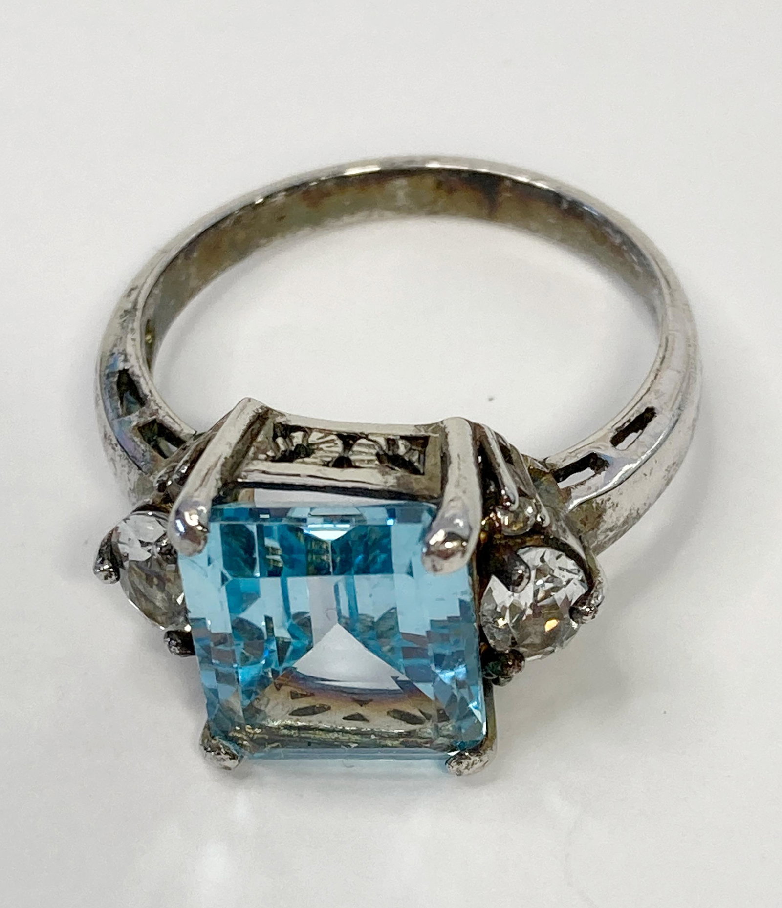 VINTAGE 925 SILVER RING WITH NATURAL STONE: VINTAGE 925 SILVER RING WITH NATURAL STONE The item is pre-owned. Weight : 6 g Size : 7/8 in SHIPPING FEE CANADA 15,00$ USA 20.00$ Combined shipping is available for an extra fee, but only on items wo