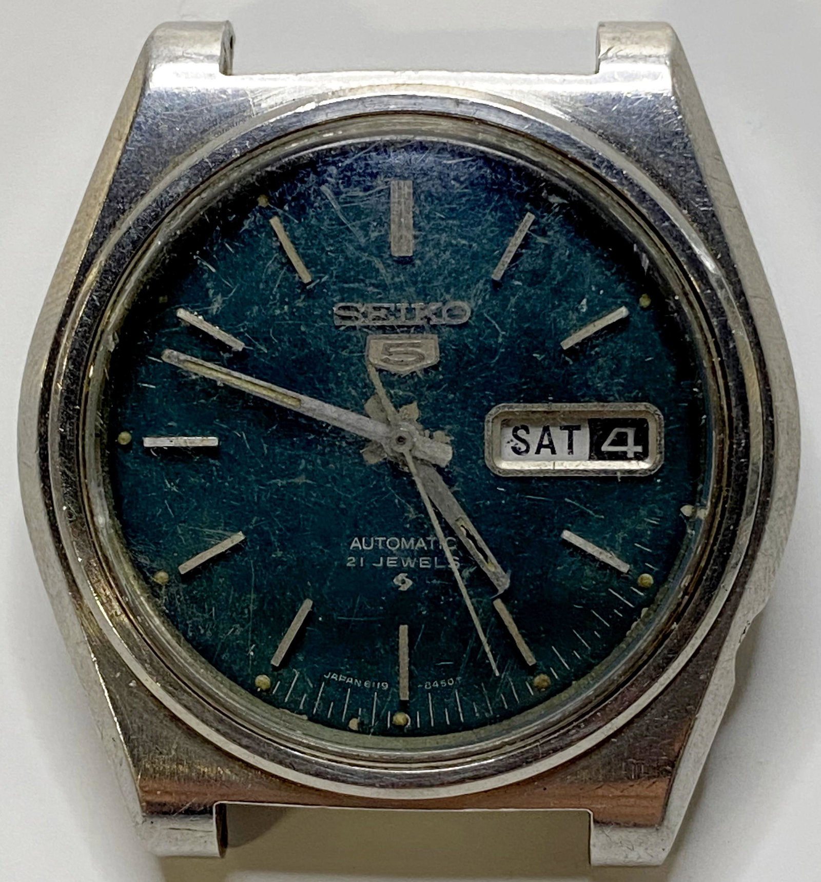 VINTAGE SEIKO 6119-6119 AUTOMATIC MEN 'S WATCH: VINTAGE SEIKO 6119-6119 AUTOMATIC MEN'S WATCH The watch is pre-owned and doesn't run. Diameter: 38 mm SHIPPING FEE CANADA 15,00$ USA 20.00$ Combined shipping is available for an extra fee, but only on