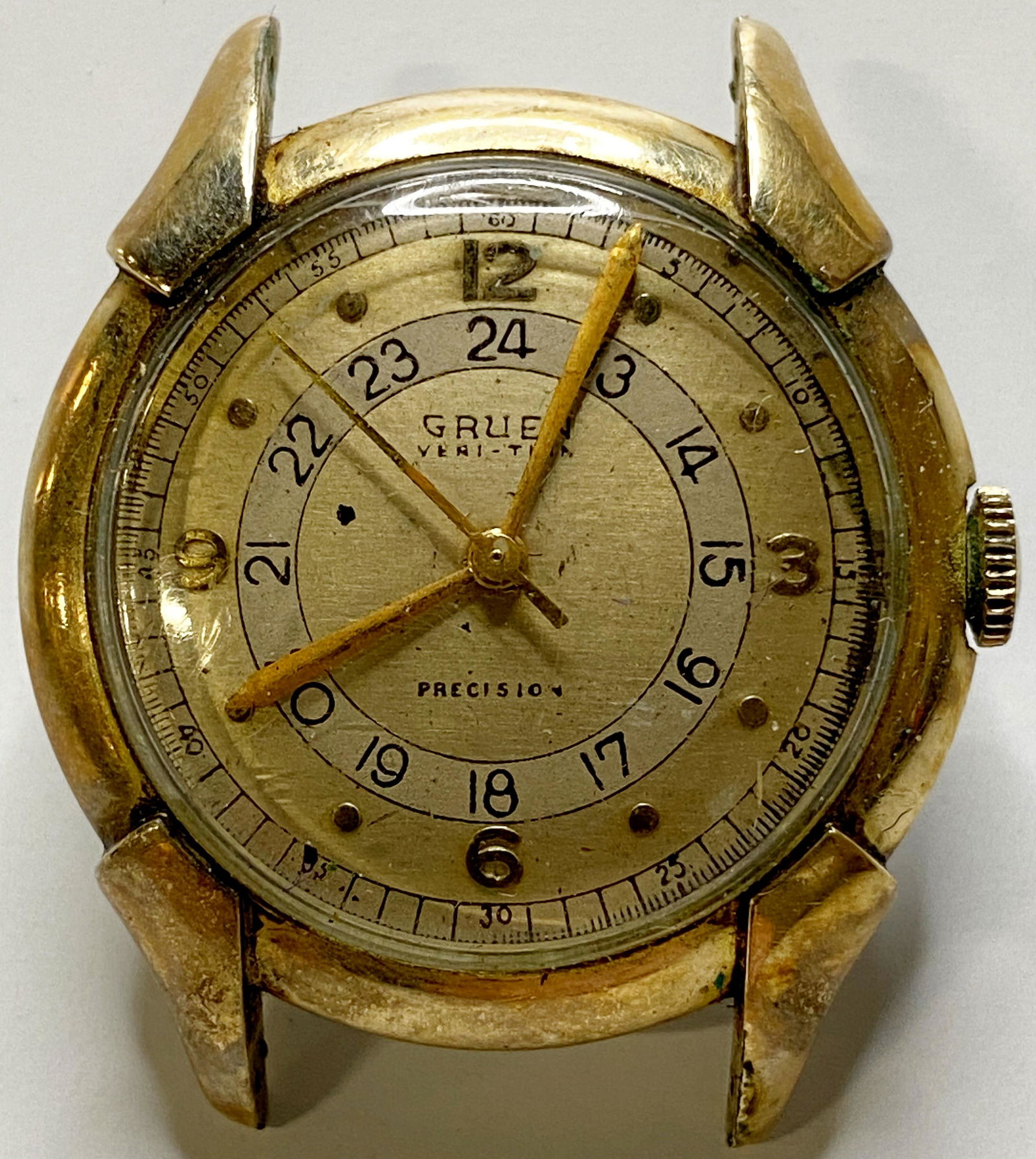 VINTAGE GRUEN AUTOMATIC GOLD-FILLED MEN 'S WATCH WITH BOX: VINTAGE GRUEN AUTOMATIC GOLD-FILLED MEN'S WATCH WITH BOX The watch is pre-owned and doesn't run. Diameter: 33 mm SHIPPING FEE CANADA 15,00$ USA 20.00$ Combined shipping is available for an extra fee,