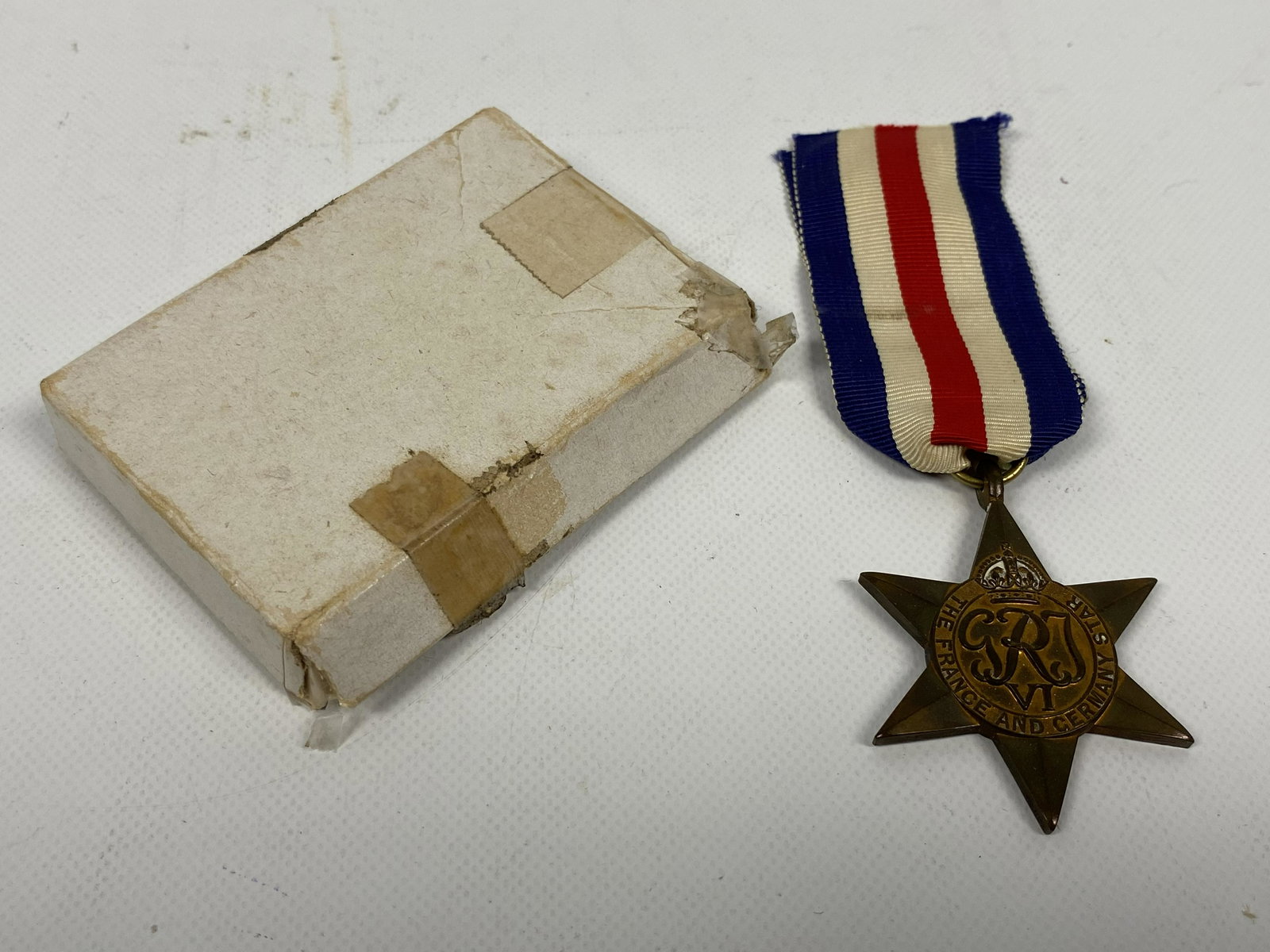 1939-45 WW2 CANADA MILITARY FRANCE & GERMANY MEDAL & BOX: 1939-45 WW2 CANADA MILITARY FRANCE & GERMANY MEDAL & BOX The item is pre-owned. Unnamed SHIPPING FEE CANADA 15.00$ USA 20.00$ Combined shipping is available for an extra fee, but only on items won on