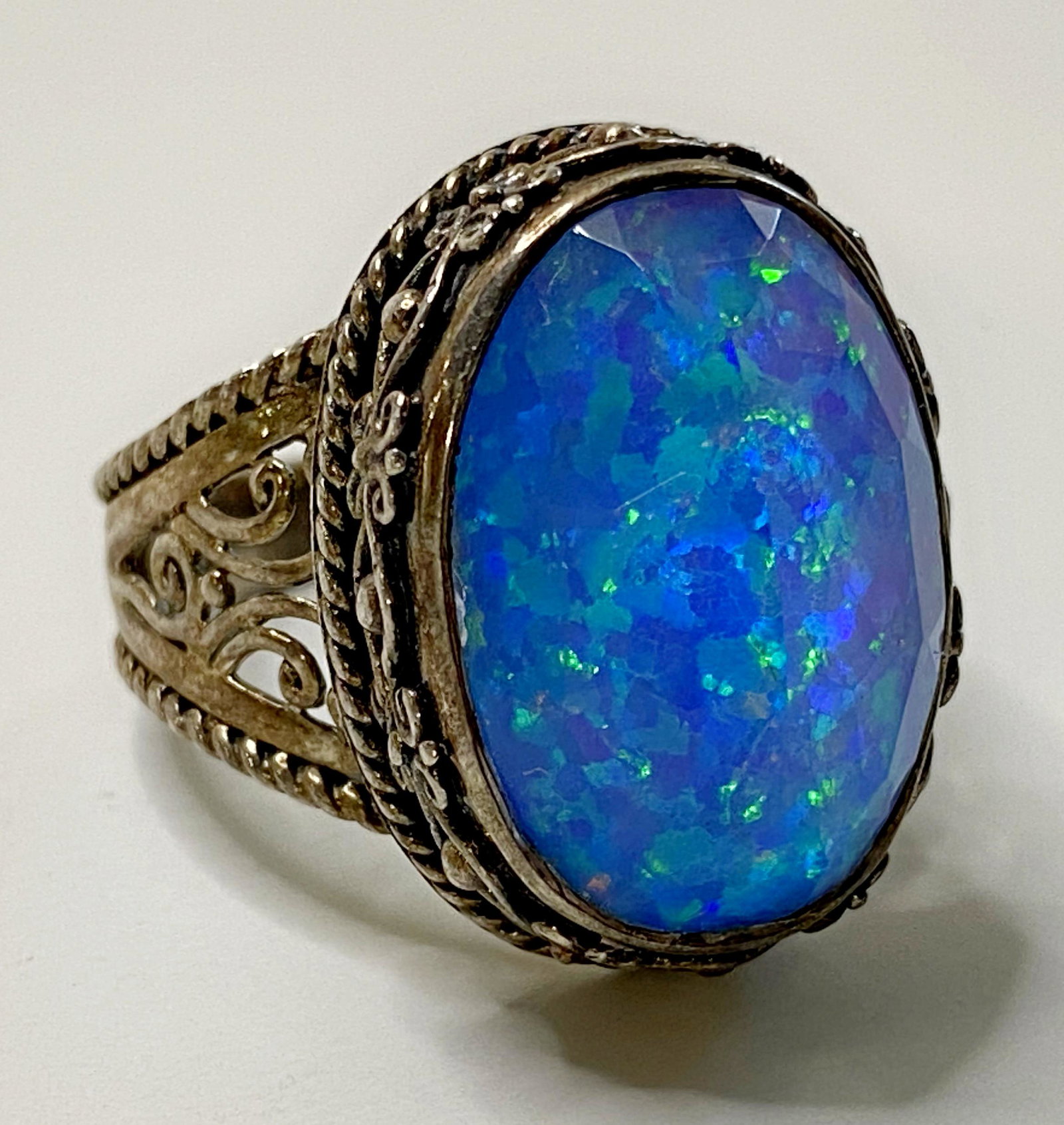 VINTAGE STERLING SILVER SOLITAIRE RING BLUE STONE: VINTAGE STERLING SILVER SOLITAIRE RING BLUE STONE The ring is pre-owned. Weight : 7.4 g Size: 3/4 in SHIPPING FEE CANADA 15,00$ USA 20.00$ Combined shipping is available for an extra fee, but only on 