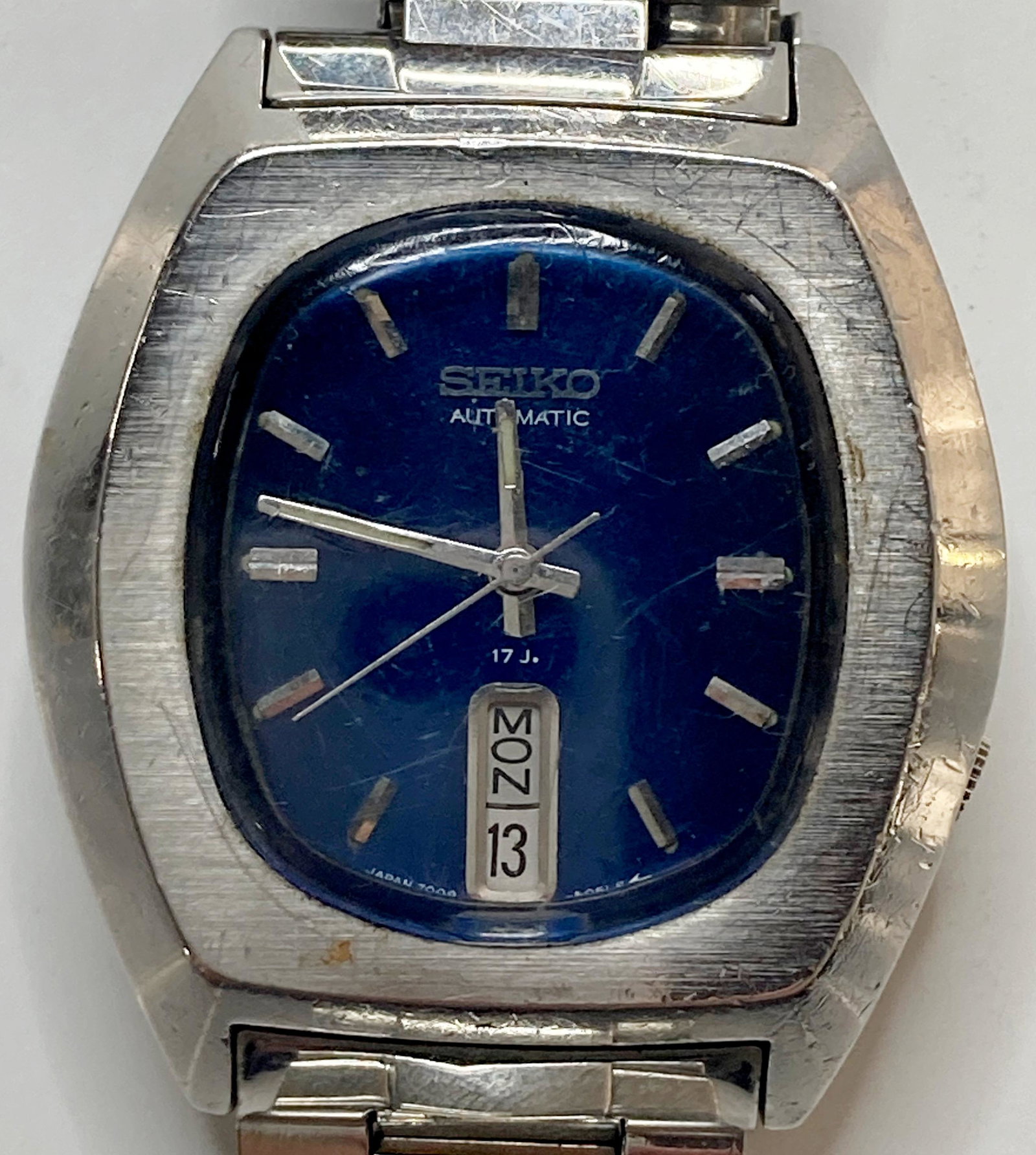 VINTAGE SEIKO 7009-5059 AUTOMATIC MEN'S WATCH: VINTAGE SEIKO 7009-5059 AUTOMATIC MEN'S WATCH The watch is pre-owned and doesn't run. Diameter: 37 mm SHIPPING FEE CANADA 15,00$ USA 20,00$ Combined shipping is available for an extra fee, but only on