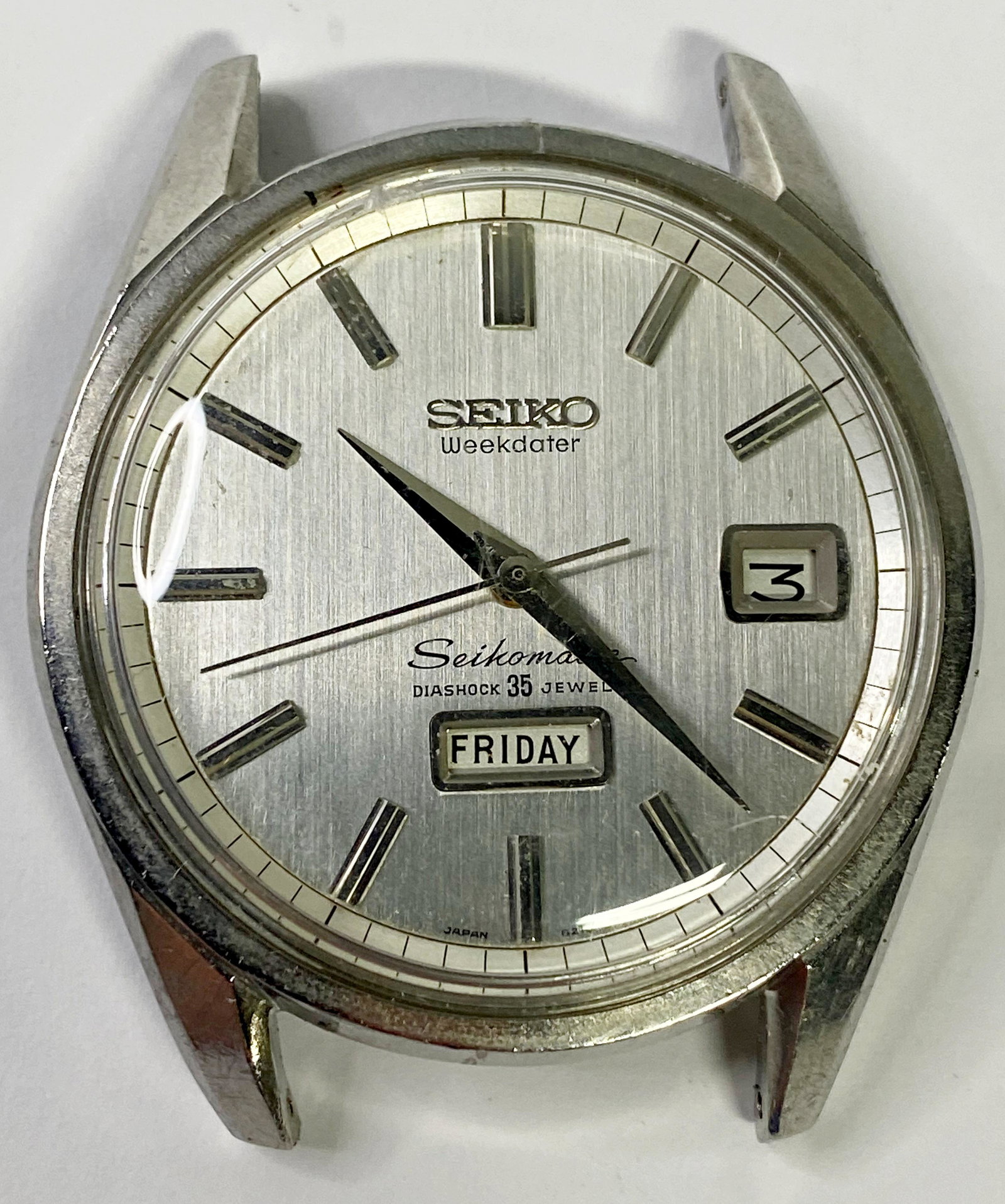 VINTAGE SEIKO WEEKDATER 35 JEWELS 6218-8971 AUTOMATIC MENS WATCH: VINTAGE SEIKO WEEKDATER 35 JEWELS 6218-8971 AUTOMATIC MENS WATCH The watch is pre-owned and runs. Diameter: 37 mm *We can't guarantee that the watch keeps accurate time, it wasn't tested long enough* 