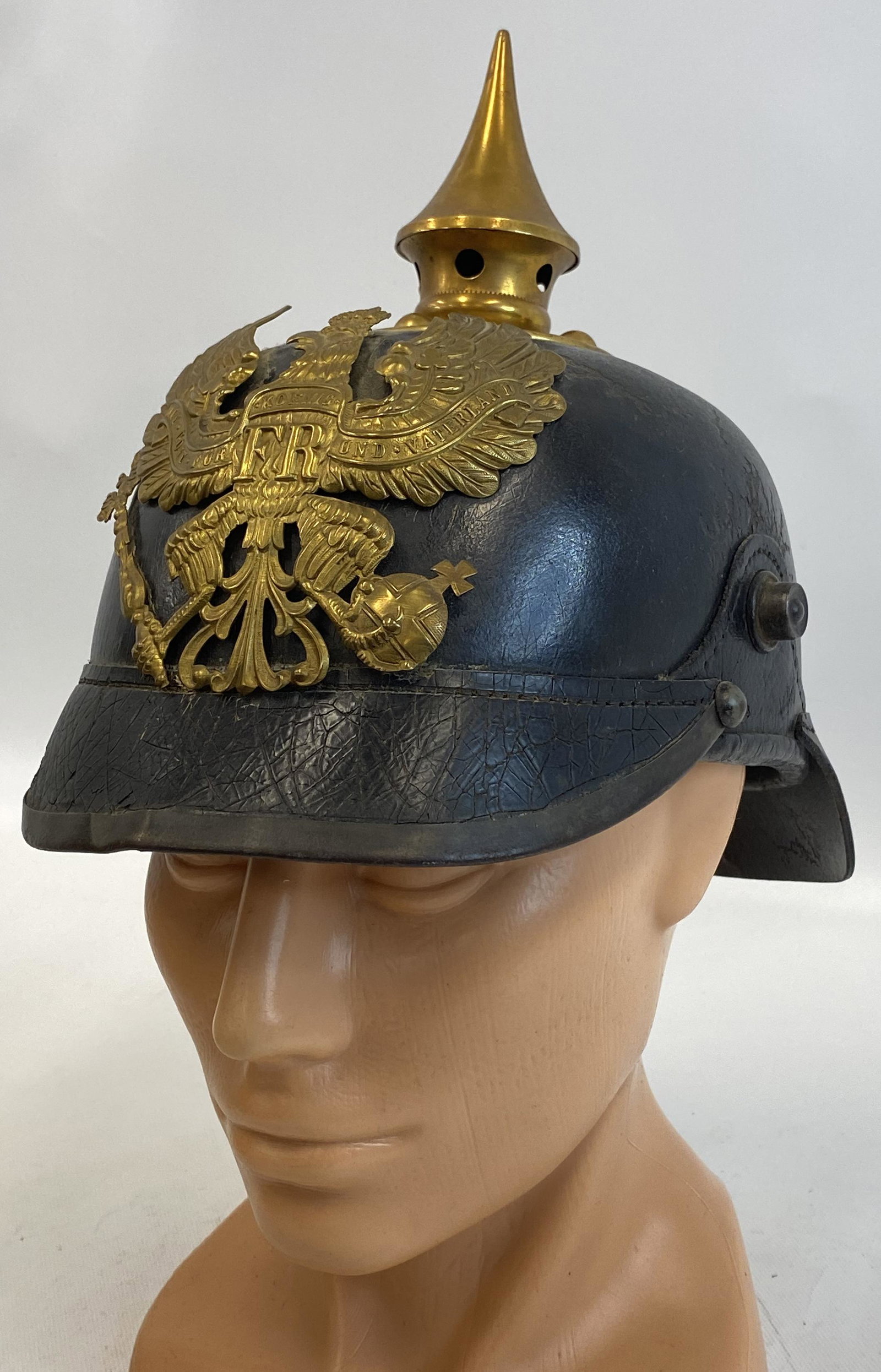 1914-18 WW1 GERMAN PICKLEHAUBE HELMET (1 of 8)
