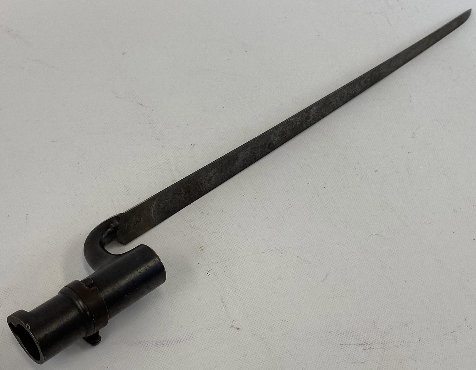 PRE WW1 ARMY BAYONET: PRE WW1 ARMY BAYONET The bayonet is pre-owned. Size: 20 1/2 in long SHIPPING FEE CANADA 15.00$ USA 20.00$ Combined shipping is available for an extra fee, but only on items won on the same date. *All 