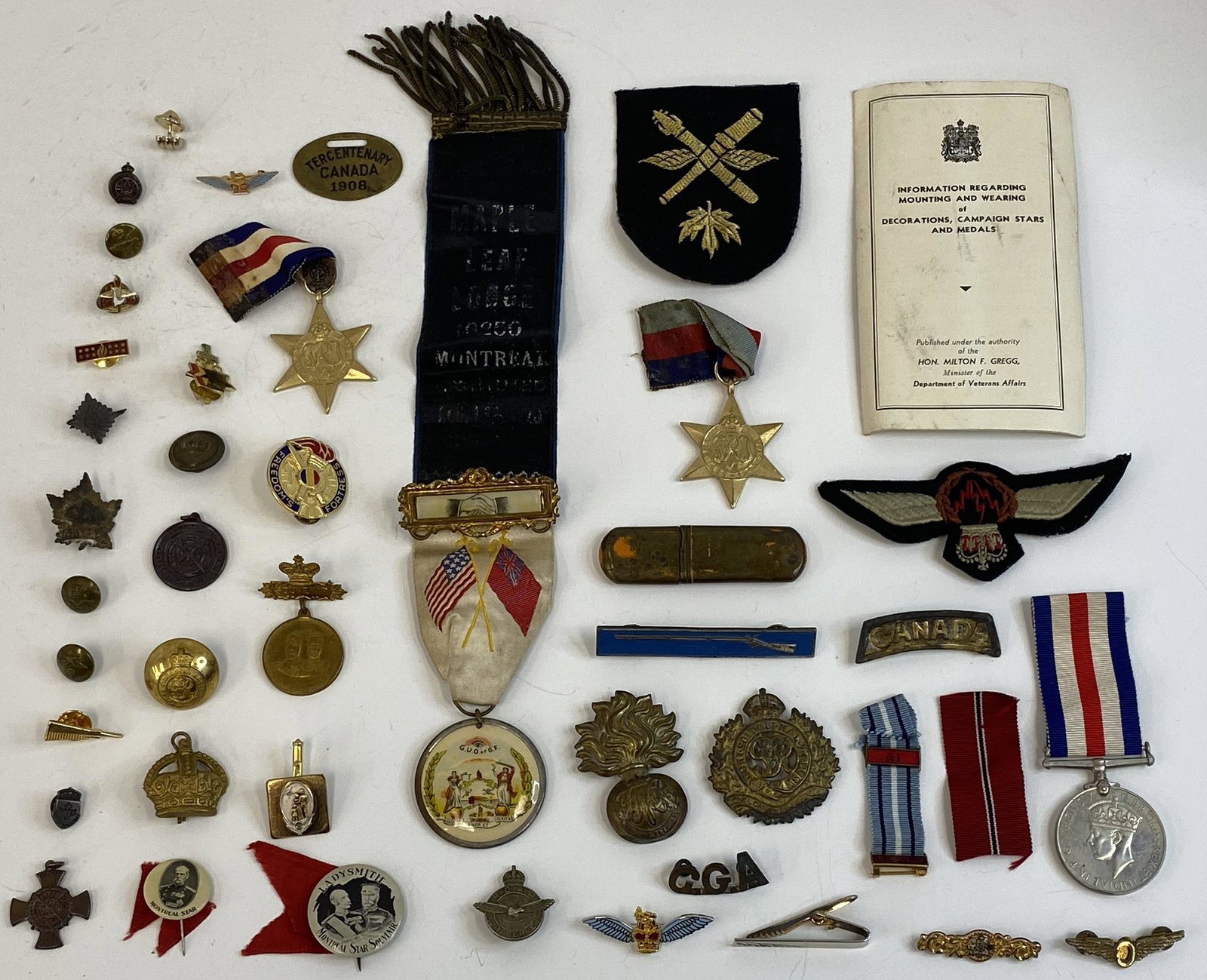 WW1 & WW2 CANADA MEDALS, BADGES & OTHERS LOT OF 40: WW1 & WW2 CANADA MEDALS, BADGES & OTHERS LOT OF 40 The lot is pre-owned. SHIPPING FEE CANADA 10.00$ USA 15.00$ Combined shipping is available for an extra fee, but only on items won on the same date.
