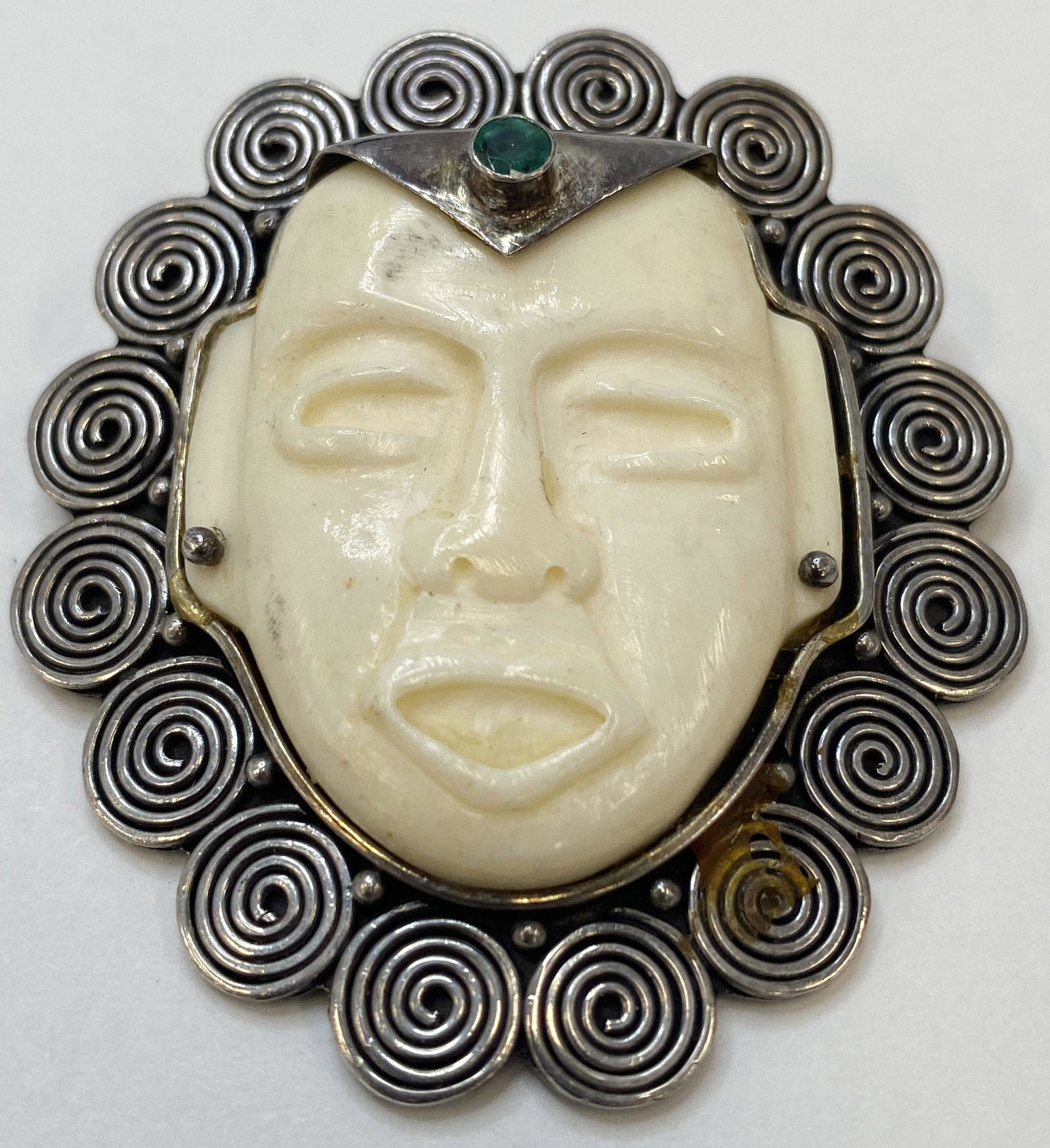 VINTAGE STERLING SILVER AZTEC MASK BROOCH GREEN STONE (1 of 2)