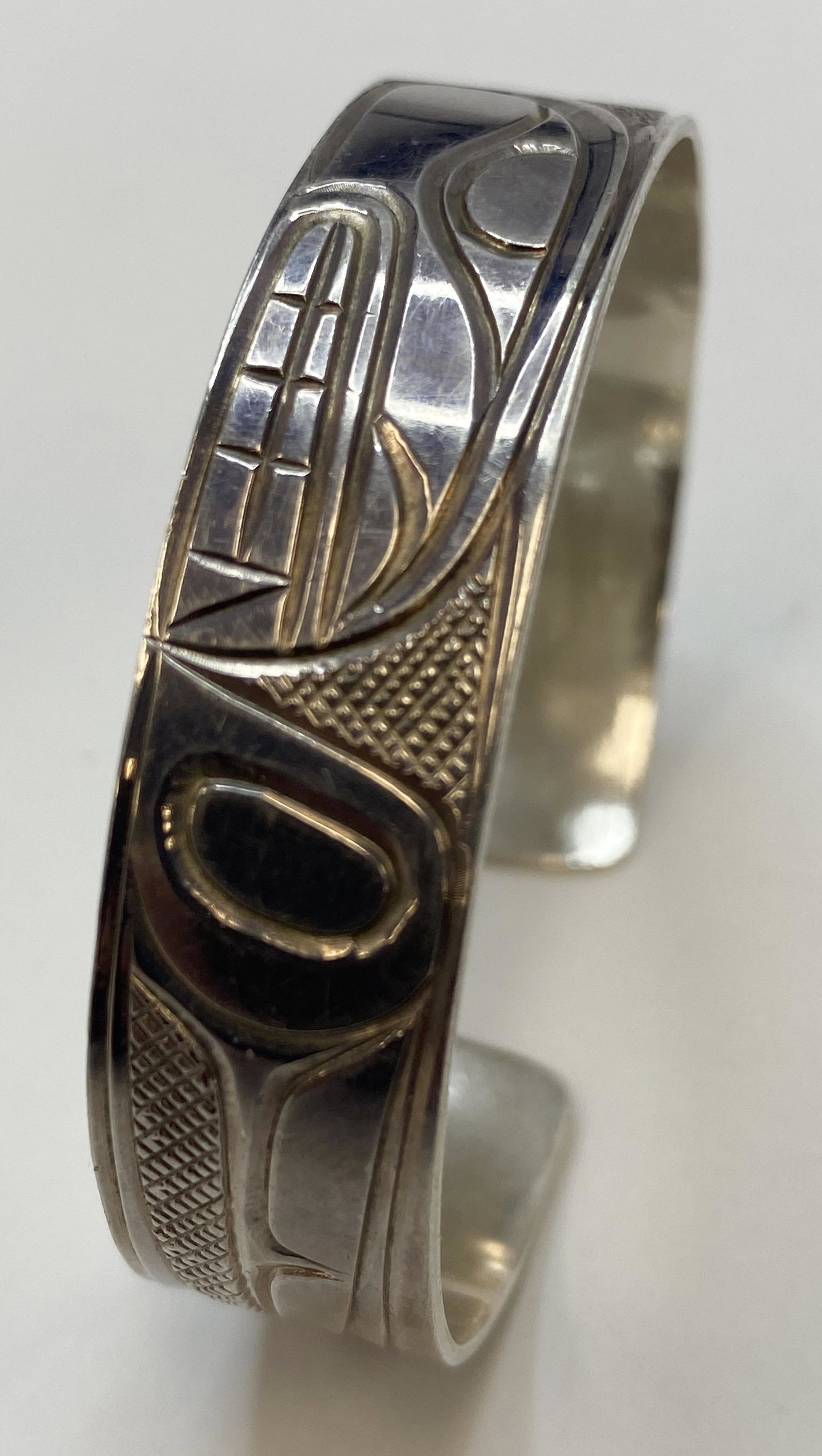 VINTAGE STERLING SILVER BANGLE BRACELET NATIVE DESIGN (1 of 3)