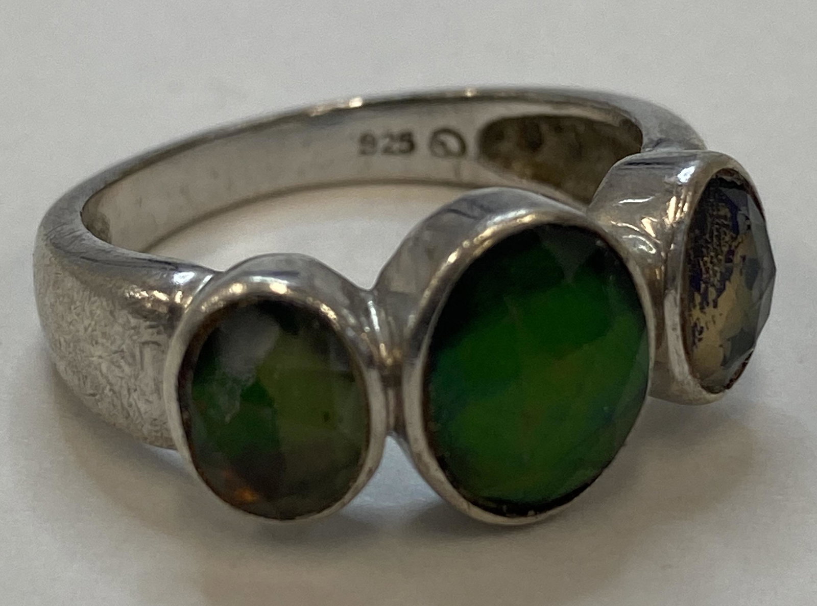 VINTAGE STERLING SILVER CLUSTER RING 3 GREEN STONES (1 of 2)