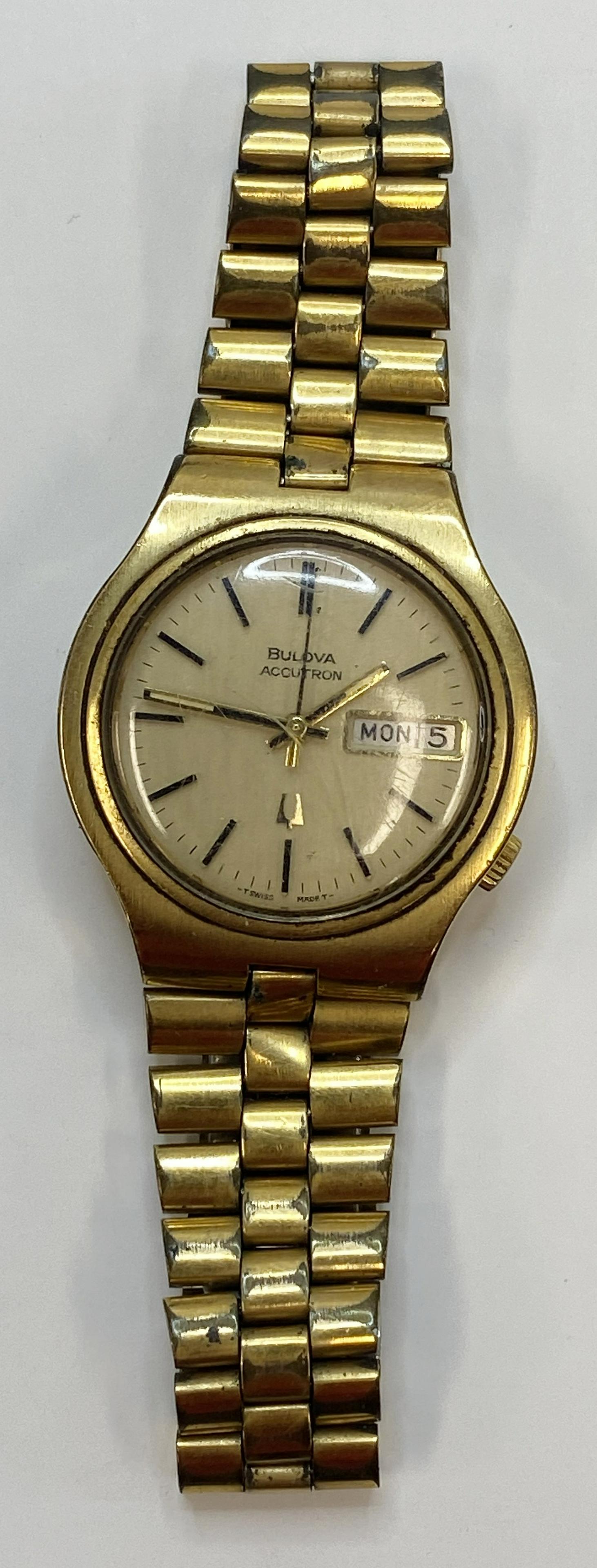 VINTAGE BULOVA ACCUTRON GOLD-FILLED BATTERY MEN'S WATCH: VINTAGE BULOVA ACCUTRON GOLD-FILLED BATTERY MEN'S WATCH The watch is pre-owned and doesn't run. Diameter: 38 mm SHIPPING FEE CANADA 15.00$ USA 20.00$ Combined shipping is available for an extra fee, b