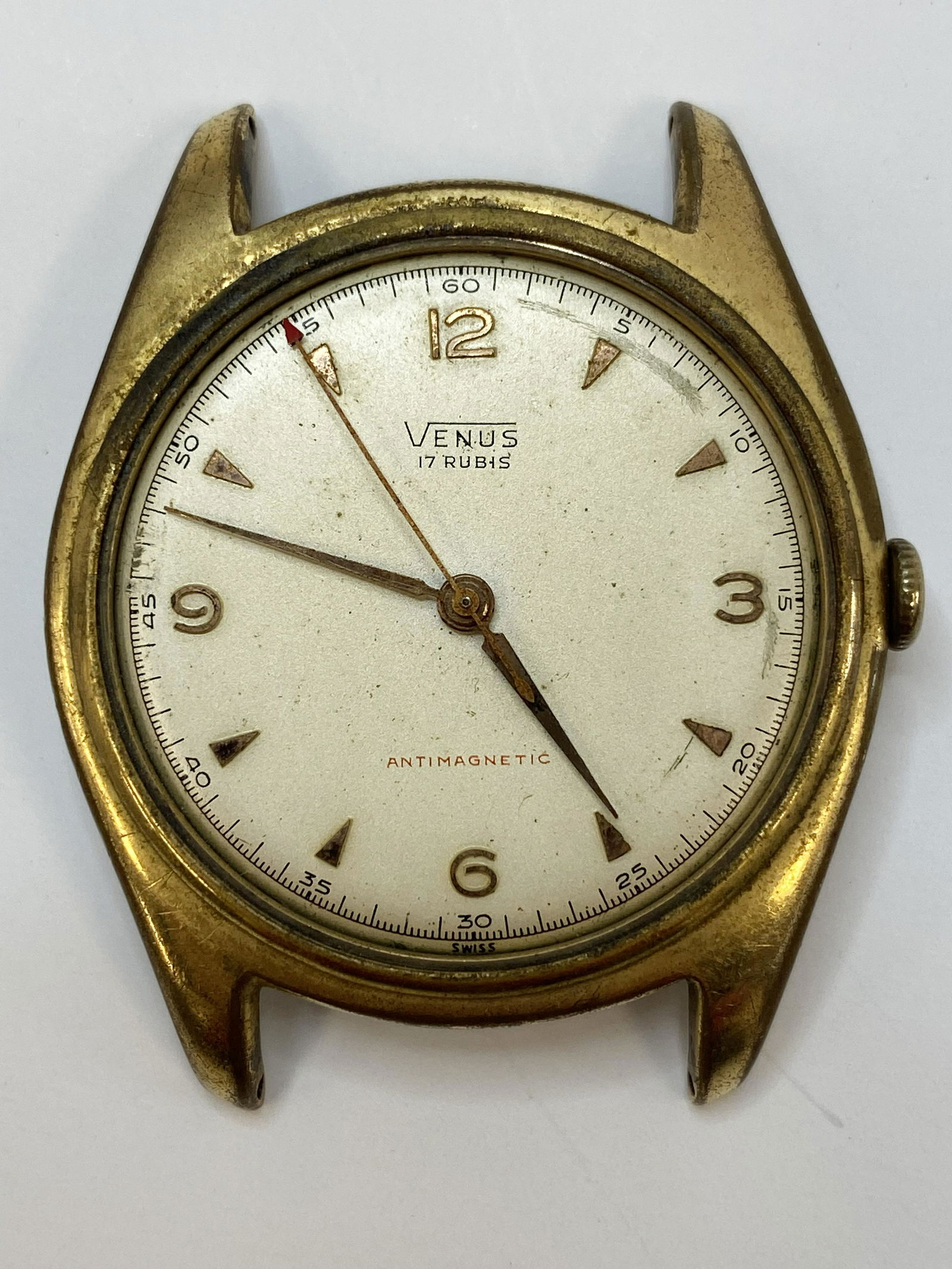 VINTAGE VENUS GOLD-FILLED WIND-UP MEN'S WATCH: VINTAGE VENUS GOLD-FILLED WIND-UP MEN'S WATCH The watch is pre-owned and doesn't run. Diameter: 38 mm SHIPPING FEE CANADA 15.00$ USA 20.00$ Combined shipping is available for an extra fee, but only on