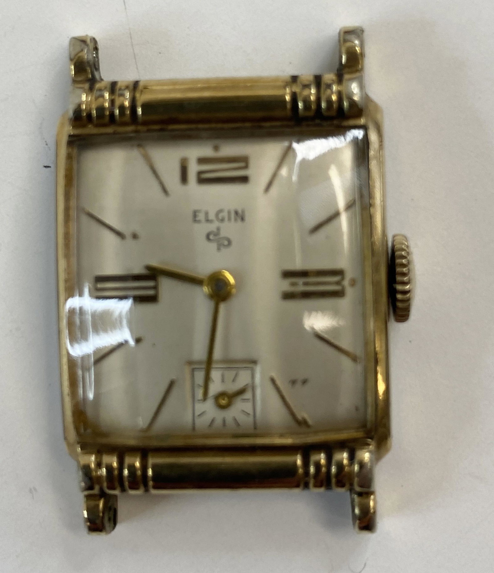 VINTAGE ELGIN GOLD-FILLED WIND-UP MEN'S WATCH: VINTAGE ELGIN GOLD-FILLED WIND-UP MEN'S WATCH The watch is pre-owned and doesn't run. Diameter: 22 mm SHIPPING FEE CANADA 15.00$ USA 20.00$ Combined shipping is available for an extra fee, but only on