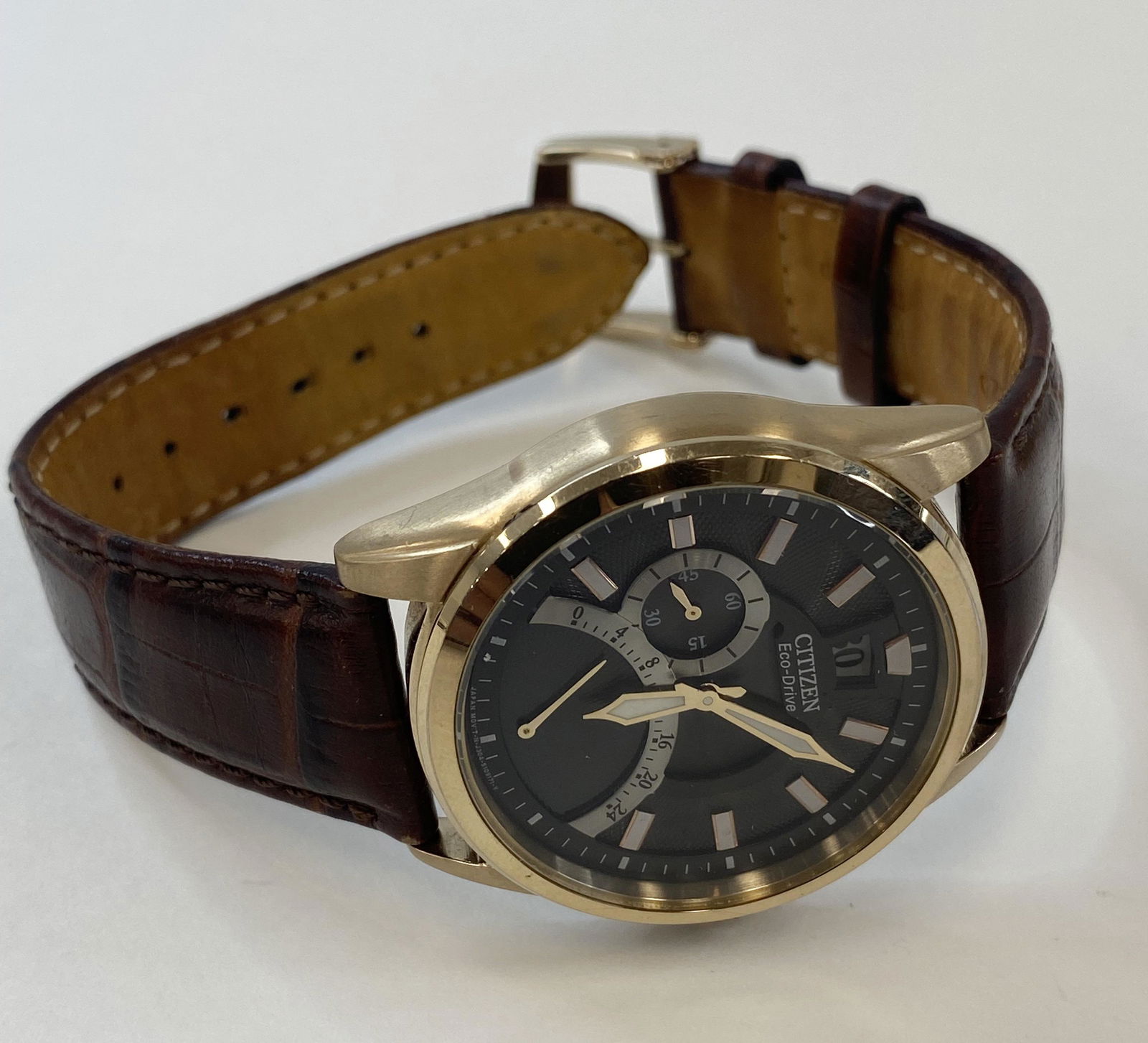 CITIZEN ECO-DRIVE BATTERY MEN'S WATCH: CITIZEN ECO-DRIVE BATTERY MEN'S WATCH The watch is pre-owned and runs. Diameter: 42 mm *We can't garantee that the watch keeps accurate time, it wasn't tested long enough* SHIPPING FEE CANADA 15.00$ U