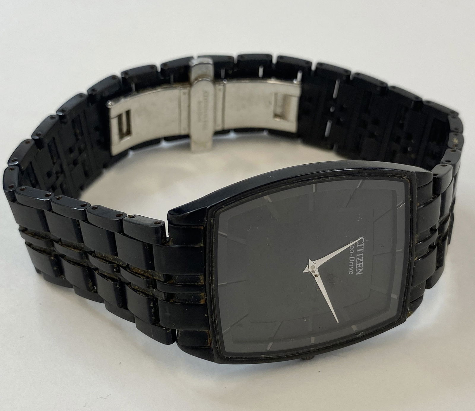CITIZEN ECO-DRIVE STILETTO BATTERY MEN'S WATCH: CITIZEN ECO-DRIVE STILETTO BATTERY MEN'S WATCH The watch is pre-owned and runs. Diameter: 31 mm *We can't garantee that the watch keeps accurate time, it wasn't tested long enough* SHIPPING FEE CANADA