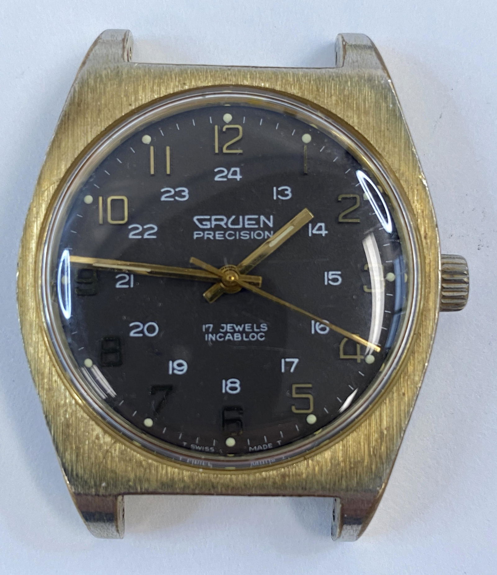 VINTAGE GRUEN GOLD FILLED WIND-UP MEN WATCH: VINTAGE GRUEN GOLD FILLED WIND-UP MEN WATCH The watch is pre-owned and runs. Diameter: 35 mm *We can't garantee that the watch keeps accurate time, it wasn't tested long enough* SHIPPING FEE CANADA 15