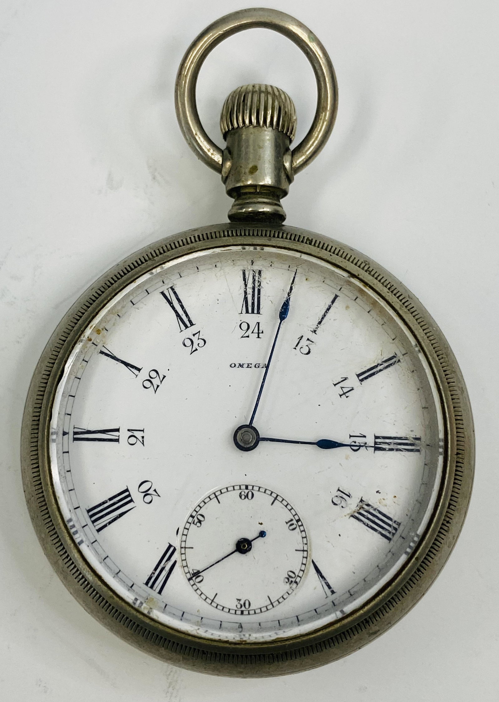 ANTIQUE OMEGA POCKET WATCH: ANTIQUE OMEGA POCKET WATCH The watch is pre-owned and runs. Diameter: 2'' *We can't garantee that the watch keeps accurate time, it wasn't tested long enough* SHIPPING FEE CANADA 15.00$ USA 20.00$ Com