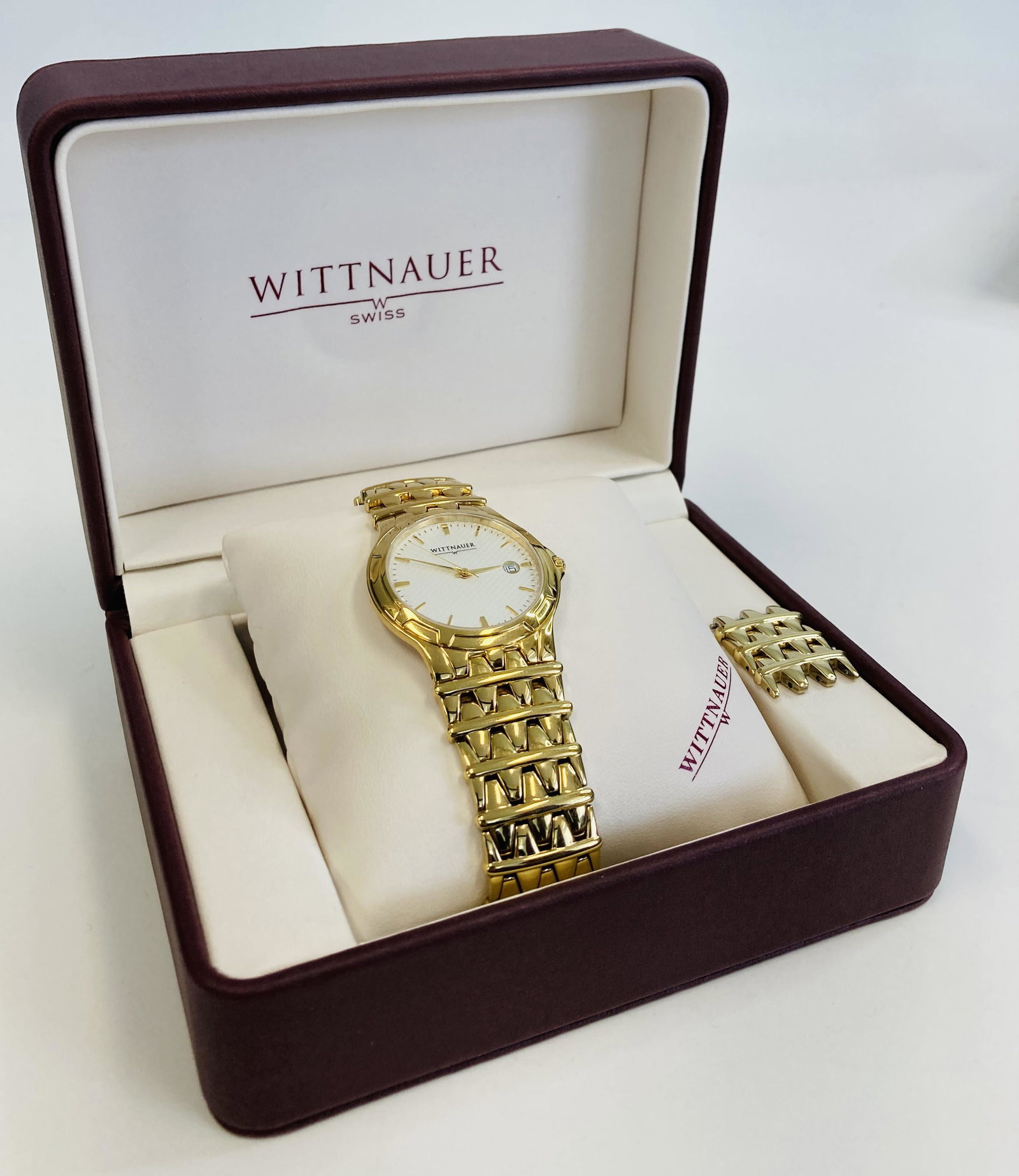 WITTNAUER BATTERY MEN'S WATCH WITH BOX AND PAPER: WITTNAUER BATTERY MEN'S WATCH WITH BOX AND PAPER The watch is pre-owned and runs. Diameter: 37mm '' *We can't garantee that the watch keeps accurate time, it wasn't tested long enough* SHIPPING FEE CA