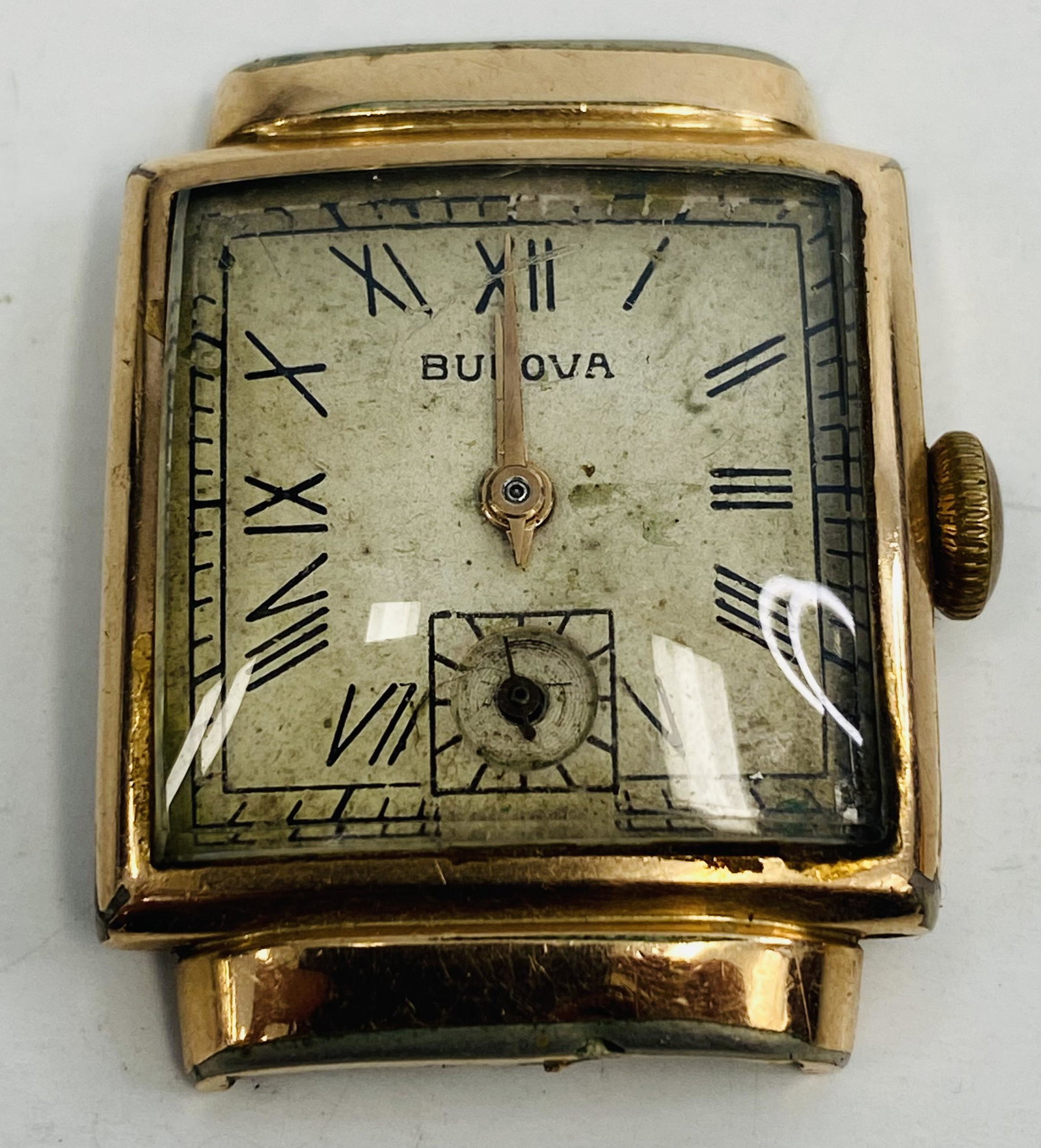VINTAGE BULOVA GOLD FILLED WIND-UP MEN'S WATCH: VINTAGE BULOVA GOLD FILLED WIND-UP MEN'S WATCH The watch is pre-owned and doesn't run. Diameter: 25 mm SHIPPING FEE CANADA 15.00$ USA 20.00$ Combined shipping is available for an extra fee, but only