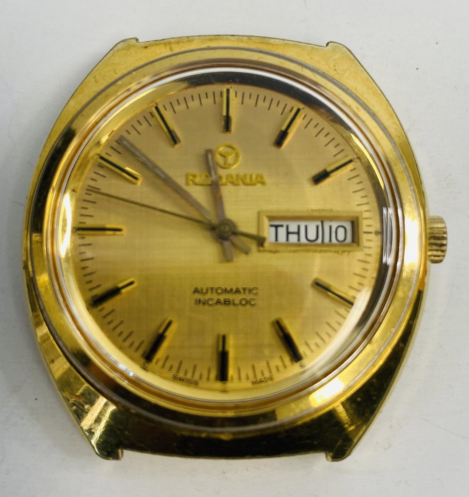 VINTAGE RODANIA GOLD FILLED AUTOMATIC MEN'S WATCH: VINTAGE RODANIA GOLD FILLED AUTOMATIC MEN'S WATCH The watch is pre-owned and runs. Diameter: 36 mm *We can't garantee that the watch keeps accurate time, it wasn't tested long enough* SHIPPING FEE CAN