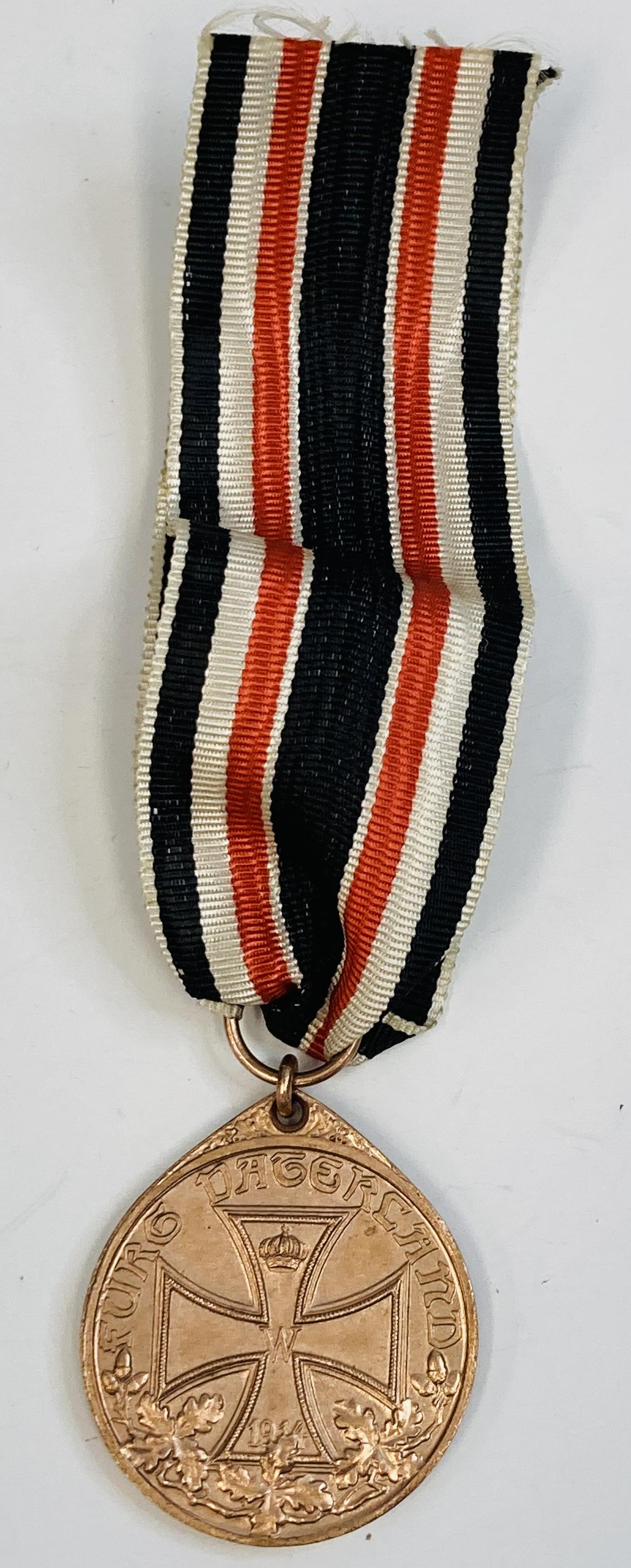 1914-18 WW1 GERMAN ARMY MEDAL: 1914-18 WW1 GERMAN ARMY MEDAL Condition: Pre-Owned. SHIPPING FEE CANADA 4.00$ USA 4.00$ Combined shipping is available for an extra fee, but only on items won on the same date. *All prices are in USD*