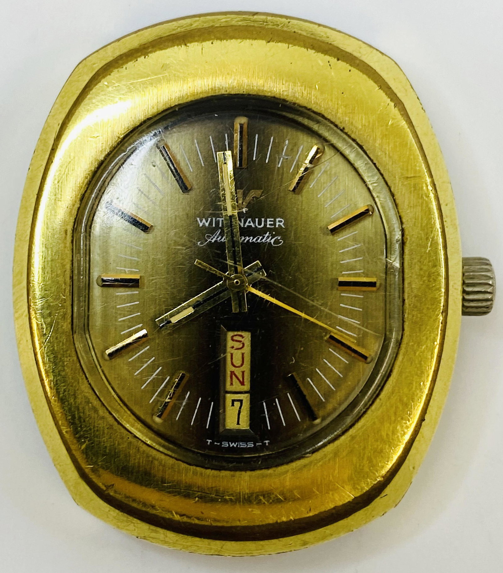 VINTAGE WITTNAUER GOLD FILLED AUTOMATIC MEN'S WATCH: VINTAGE WITTNAUER GOLD FILLED AUTOMATIC MEN'S WATCH Condition: Pre-owned and runs Diameter: 36 mm *We can't garantee that the watch keeps accurate time, it wasn't tested long enough* SHIPPING FEE CANA