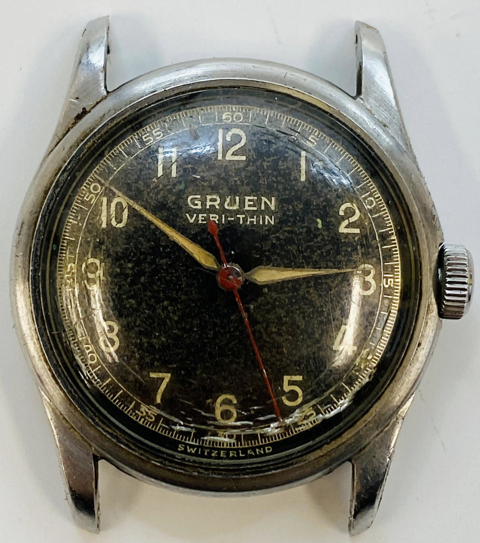 VINTAGE GRUEN WIND-UP MEN'S WATCH: VINTAGE GRUEN WIND-UP MEN'S WATCH Condition: Pre-owned and runs Diameter: 32 mm *We can't garantee that the watch keeps accurate time, it wasn't tested long enough* SHIPPING FEE CANADA 15.00$ USA 20.0